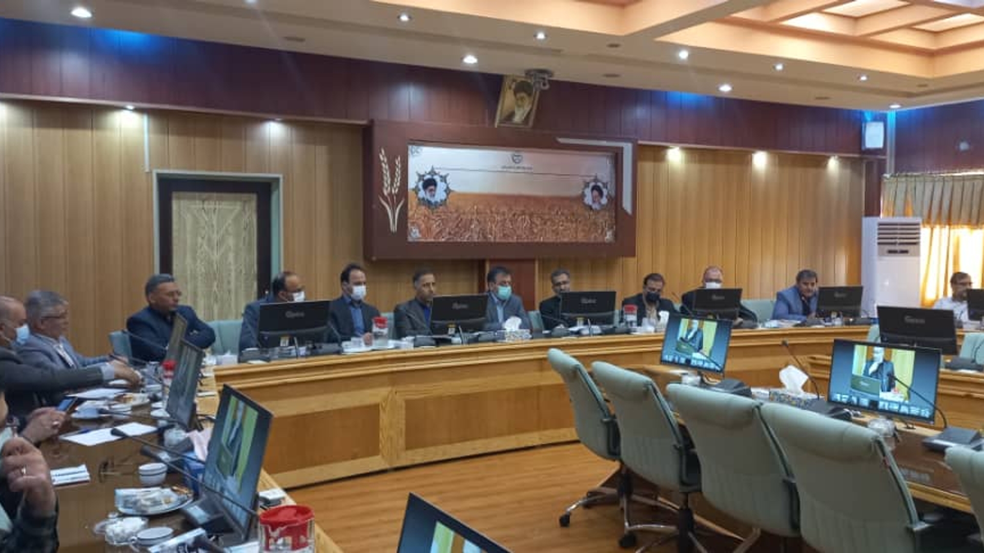 جلسه کارگروه آرد و نان استان همزمان با جلسه کارگروه رصد و پایش وضعیت گندم، آرد و نان استان در محل سالن جلسات امام علی (ع) اداره کل جهاد کشاورزی به ریاست میرزاخانی معاون هماهنگی امور اقتصادی و توسعه منطقه ای استاندار و با حضور سرپرست دفتر هماهنگی امور اقتصادی و مدیران مربوطه برگزار شد.
در این جلسه مباحثی از جمله سامانه نانینو –سامانه ایران من – نحوه بازرسی از نانوایی ها – نظارت بر نانوایی ها مورد بحث و بررسی قرار گرفت.

سه شنبه 25 مرداد 1401