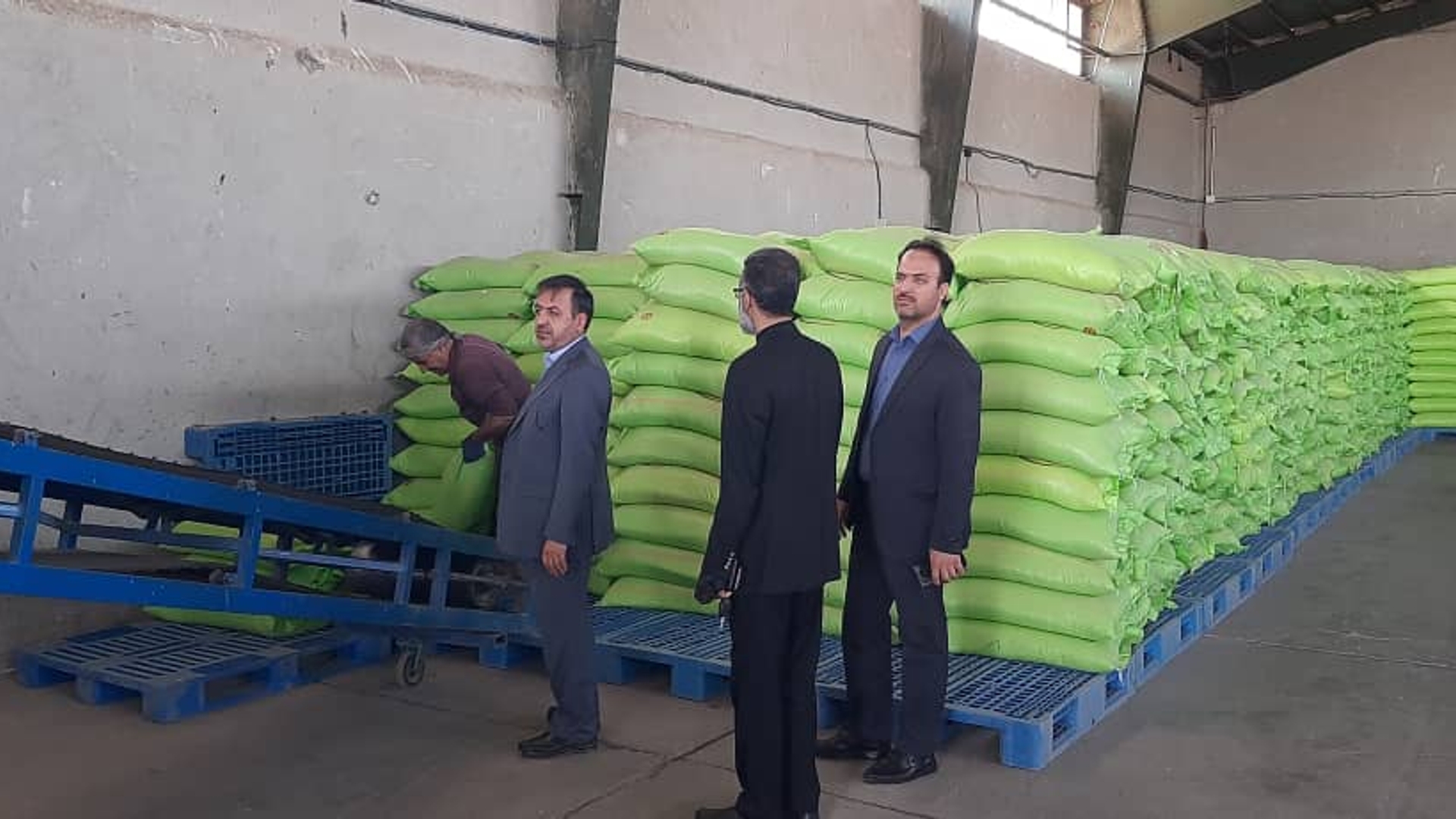 معاون هماهنگی امور اقتصادی و توسعه منطقه ای استاندار با سرپرست دفتر هماهنگی امور اقتصادی استانداری از محل ذخیره گندم سمنگان بازدید و مشکلات و مسائل مربوطه را بررسی نمودند.

سه شنبه 25 مرداد 1401