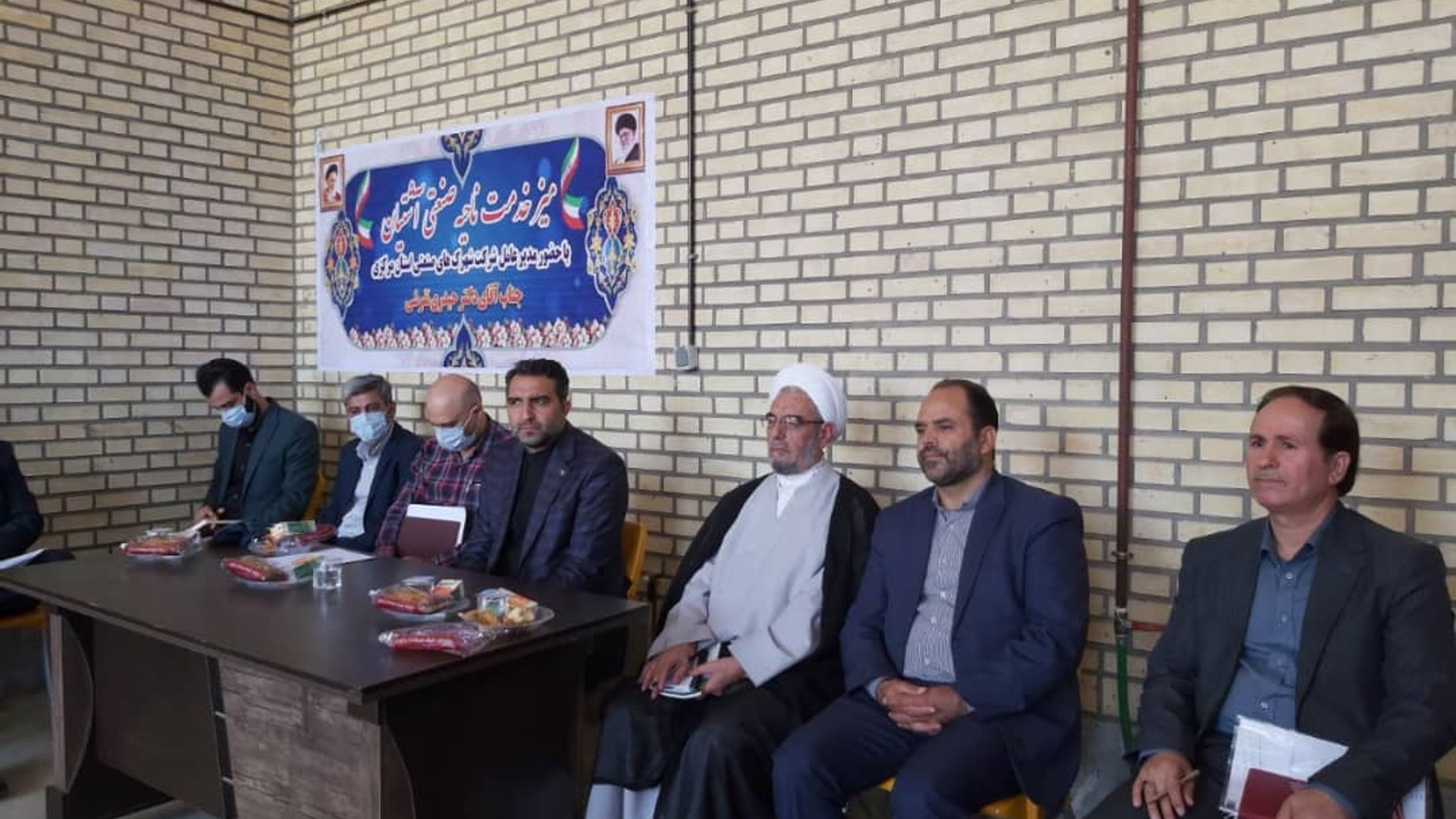 میز خدمت شهرک صنعتی آشتیان با حضور فراهانی سرپرست فرمانداری،حجت الاسلام و المسلمین طاووسی امام جمعه، دکتر حیدری تفرشی مدیرعامل شرکت شهرک های صنعتی استان و معاونین ذیربط و مدیران عامل و نمایندگان واحدهای تولیدی و صنعتی مستقر در شهرک صنعتی آشتیان و ناحیه صنعتی گرکان برگزار گردید.