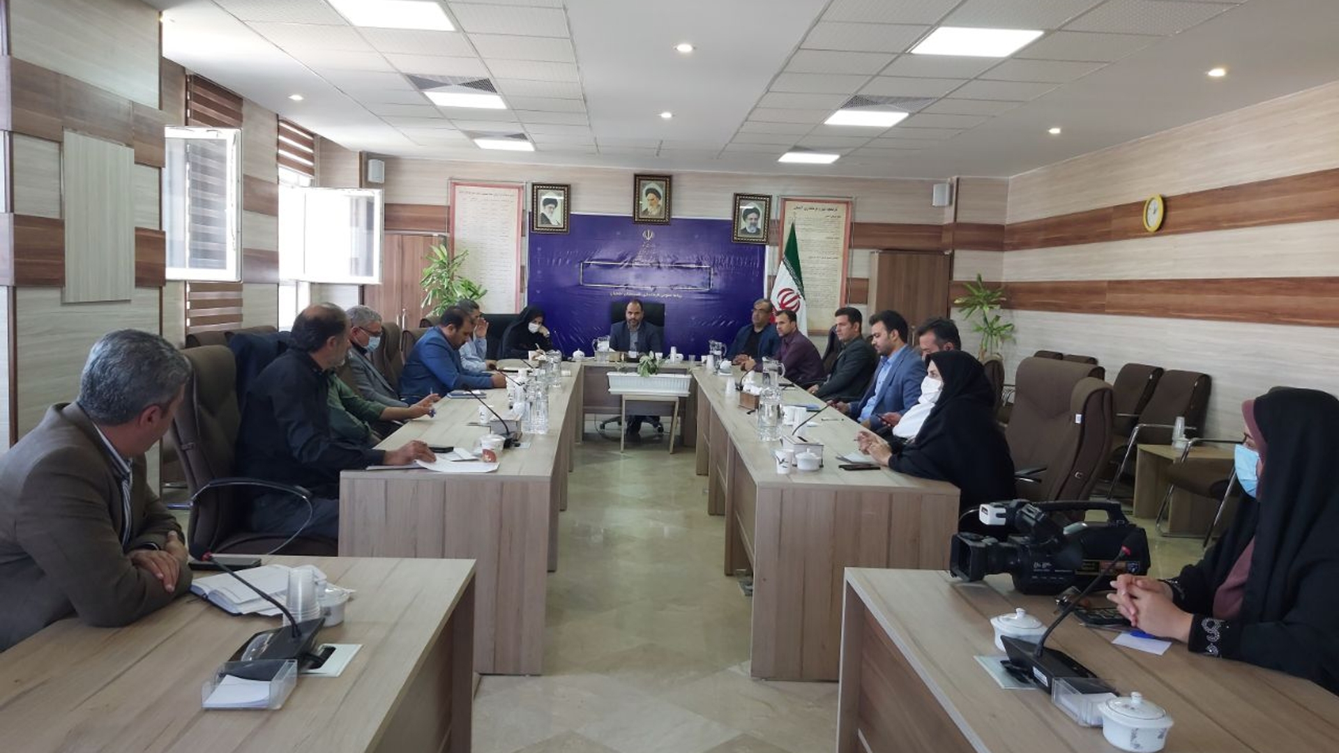 به منظور هماهنگی اجرای برنامه های هفته دولت در شهرستان آشتیان، جلسه ای با حضور مدیران دستگاههای اجرایی ذیربط به ریاست فراهانی سرپرست فرمانداری برگزار گردید.