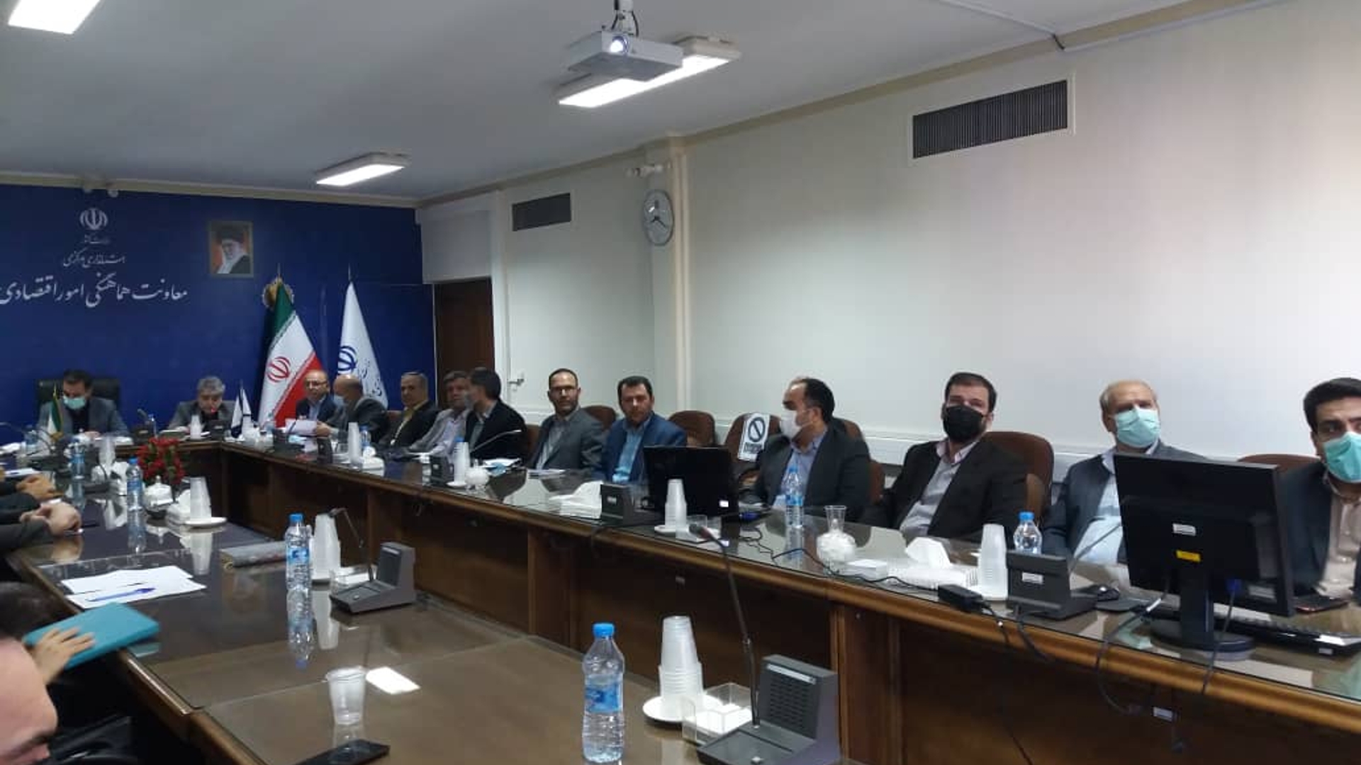 کارگروه توسعه صادرات غیرنفتی به ریاست میرزاخانی معاون هماهنگی امور اقتصادی و توسعه منطقه ای استاندار و با حضور سرپرست دفتر هماهنگی امور اقتصادی و اعضای کارگروه برگزار شد.
در این جلسه ادارات صمت و گمرک گزارشی از اهداف و عملکرد صادرات در سال ۱۴۰۰ و برنامه های عملیاتی ۱۴۰۱ ارائه دادند
و در خصوص توسعه صادرات کالا و رفع مشکلات و موانع آن بحث و تبادل نظر شد

پنجشنبه ۲۷ مرداد ۱۴۰۱