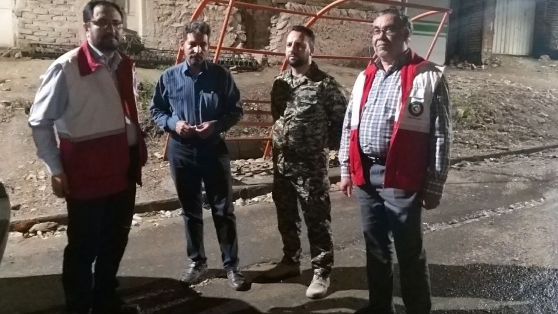 بازدید شبانگاهی فرماندار، معاون عمرانی و بخشدار مرکزی کمیجان از مناطق در معرض خطر سیلاب روستای وفس