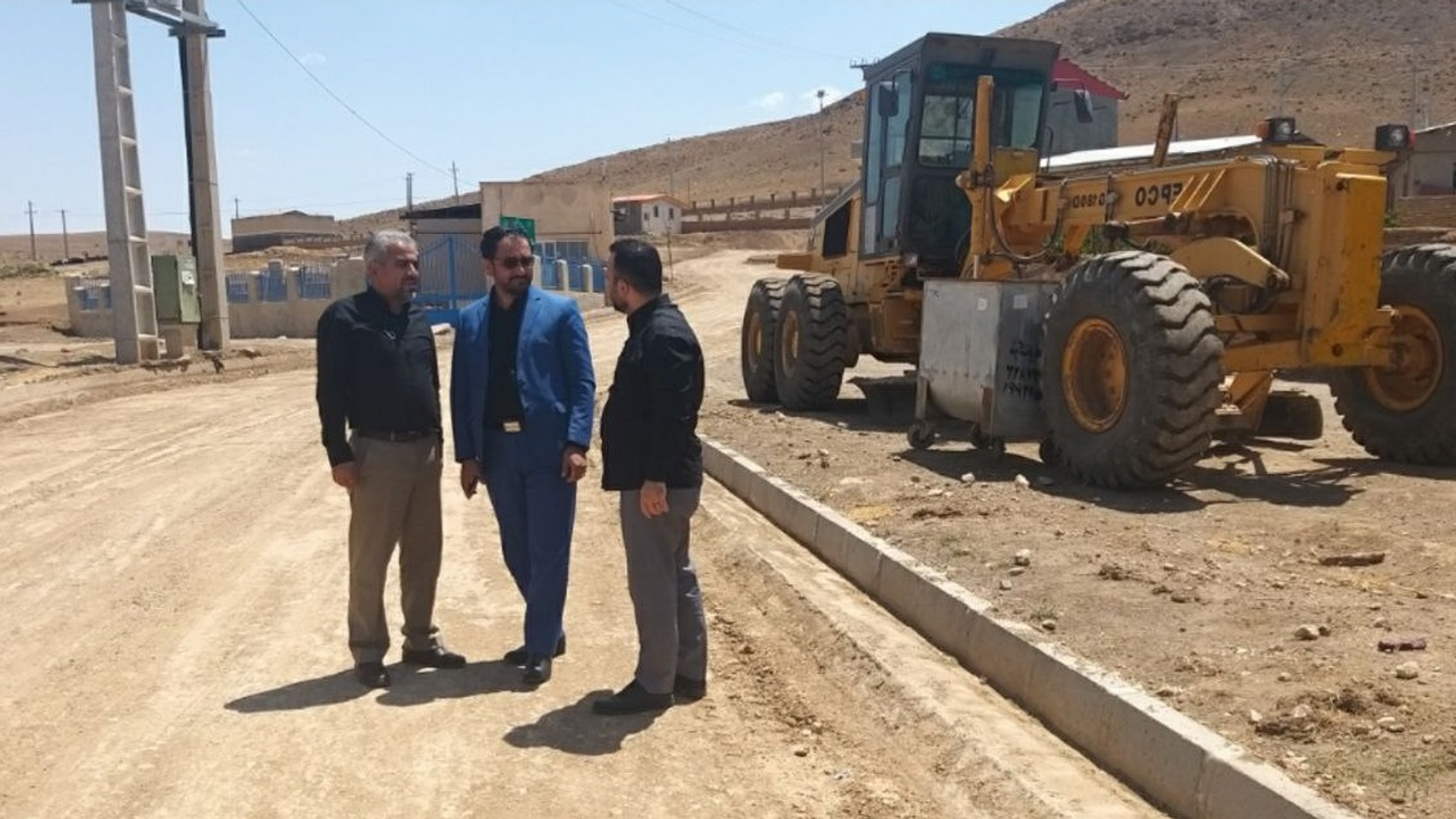 بازدید فرماندار و بخشدار مرکزی از روند اجرای پروژه زیرسازی و آسفالت محور معبر اصلی ورودی روستای میدانک