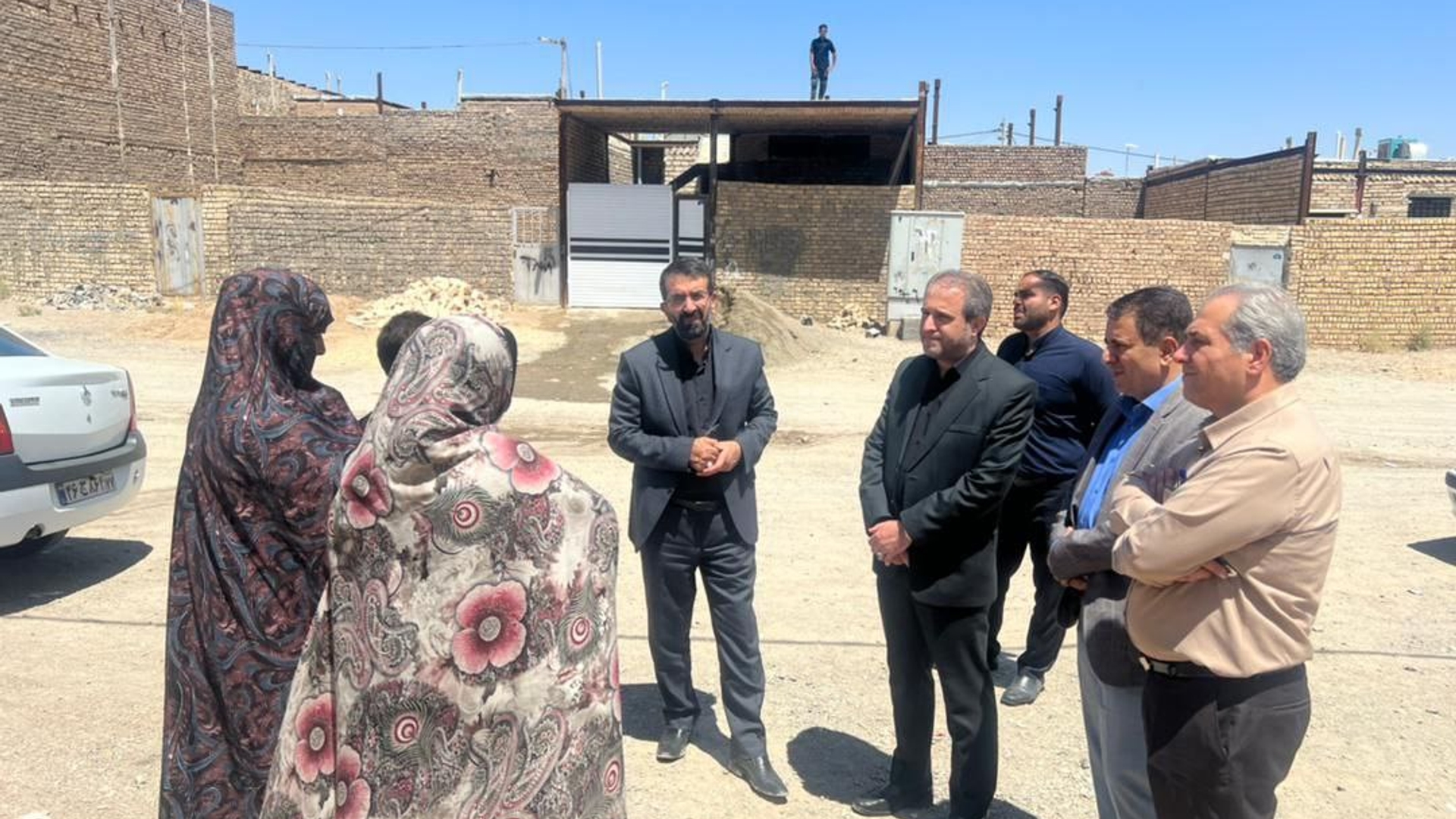 بررسی میدانی بهنام نظری معاون سیاسی ، امنیتی و اجتماعی استاندار مرکزی از محله عباس آباد ، یکی از محله های کم برخوردار ساوه.