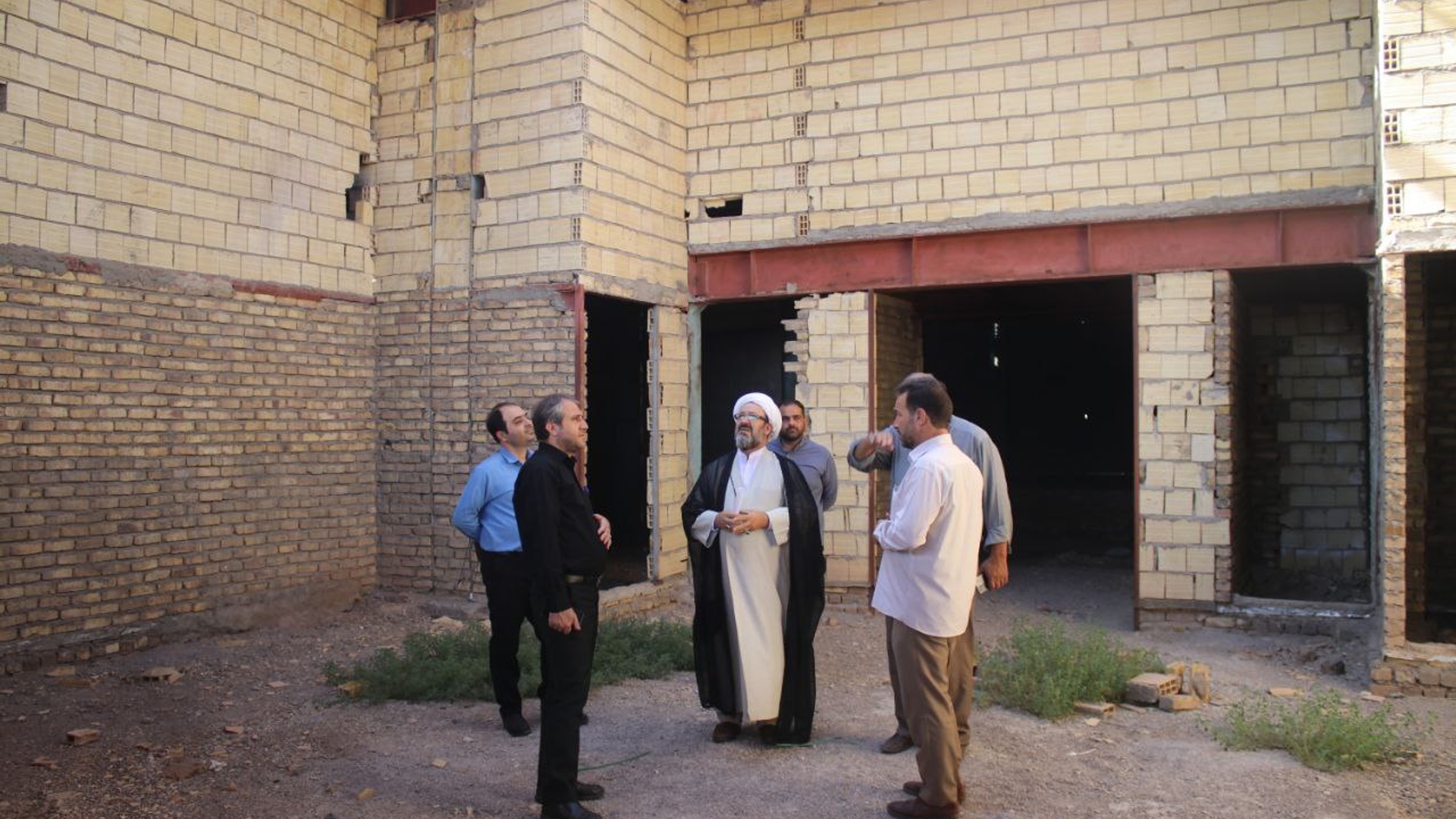 بازدید مهدی الیاسی معاون استاندار و فرماندار ویژ] شهرستان ساوه از روند احداث مجتمع فرهنگی شهر غرق آباد.