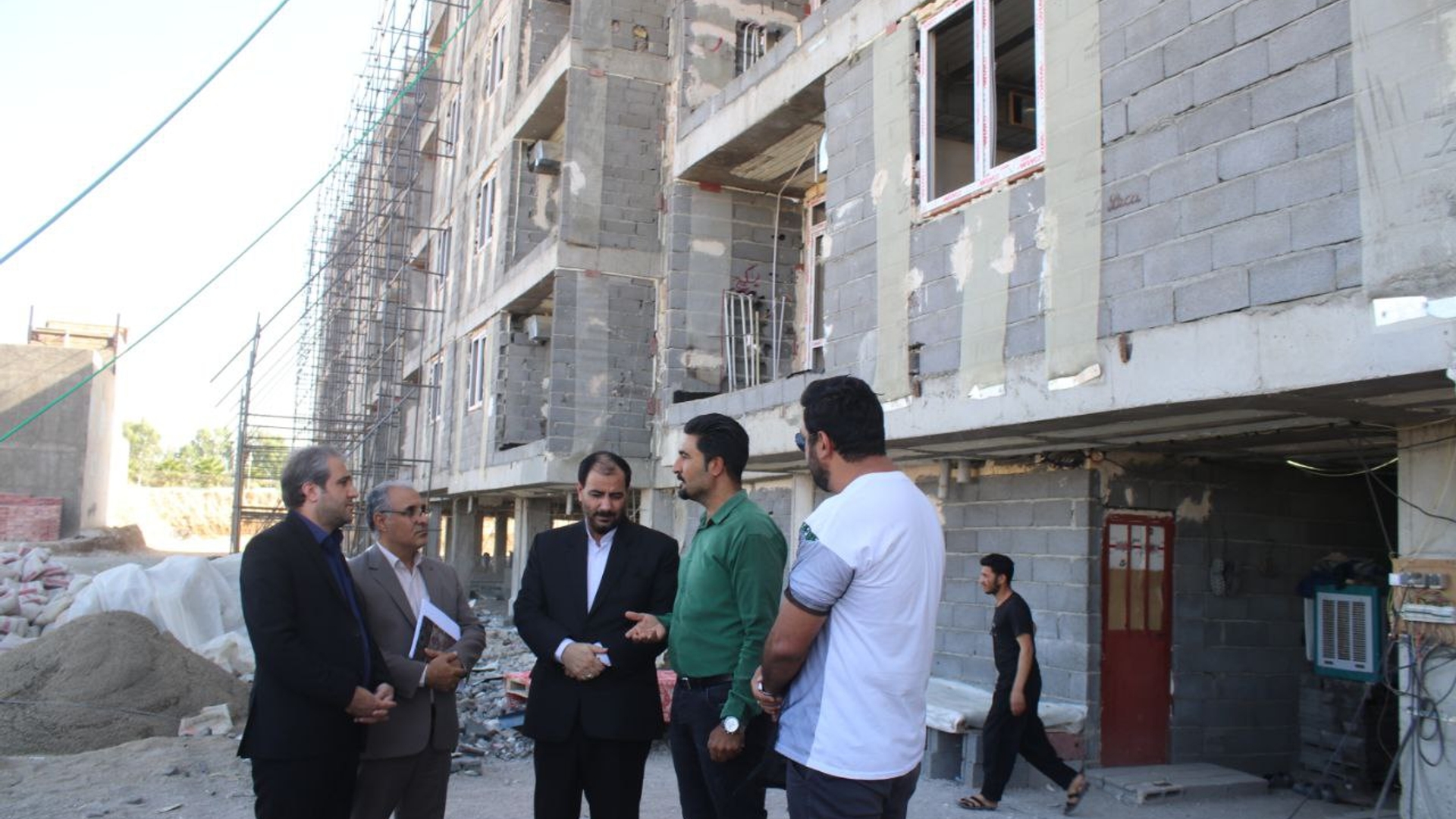 بررسی میدانی مهدی الیاسی معاون استاندار و فرماندار ویژه شهرستان ساوه به همراه مدیران کل دیوان محاسبات از پروژه طرح نهضت ملی مسکن در ساوه.