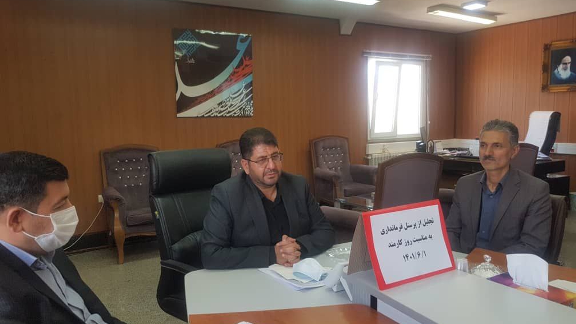 نشست صمیمی                                                 :