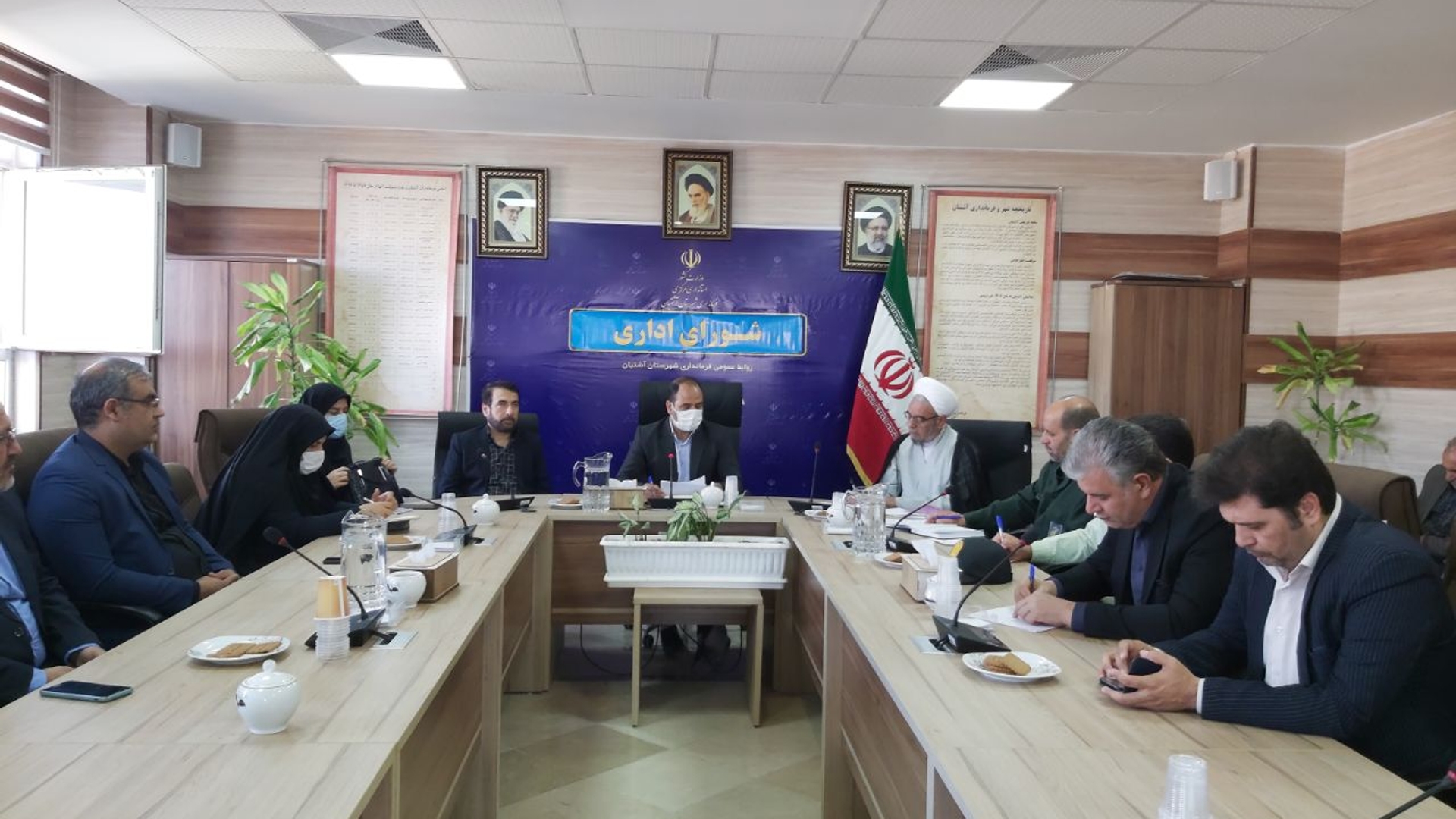 ️به مناسبت هفته دولت جلسه شورای اداری شهرستان آشتیان با حضور دلشادی مدیرکل فرهنگ و ارشاد اسلامی استان، حجت الاسلام و المسلمین طاووسی امام جمعه، نماینده اداره کل بازرسی و امور حقوقی استانداری، مشاور نماینده محترم مردم منطقه در مجلس شورای اسلامی، دبیر کانونهای خدمت رضوی استان، اعضای شورای تامین، شهردار، روسای ادارات و برخی شوراهای اسلامی و دهیاران شهرستان آشتیان برگزار گردید.