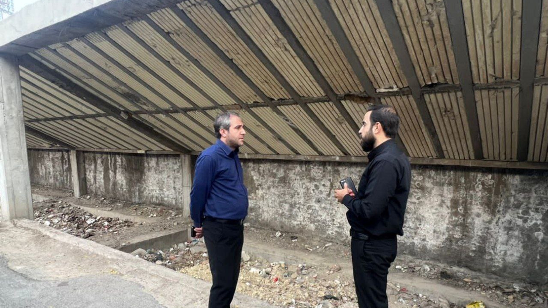 بررسی میدانی مهدی الیاسی معاون استاندار و فرماندار ویژه شهرستان ساوه بهمراه رئیس اداره ورزش و جوانان، از مجموعه ورزشی شهید چمران.