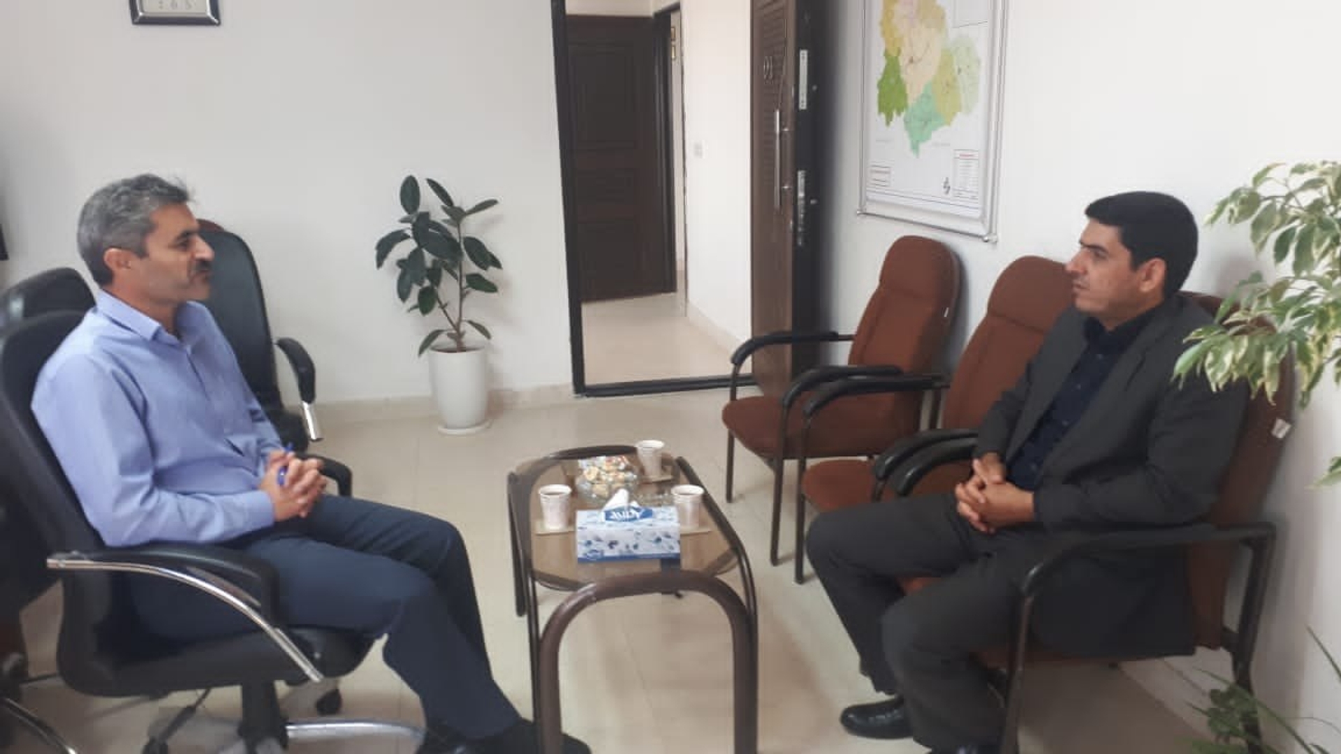 بازدید سرزده معاون  فرماندار شهرستان فراهان از مدیریت توزیع برق و اداره منابع آب شهرستان