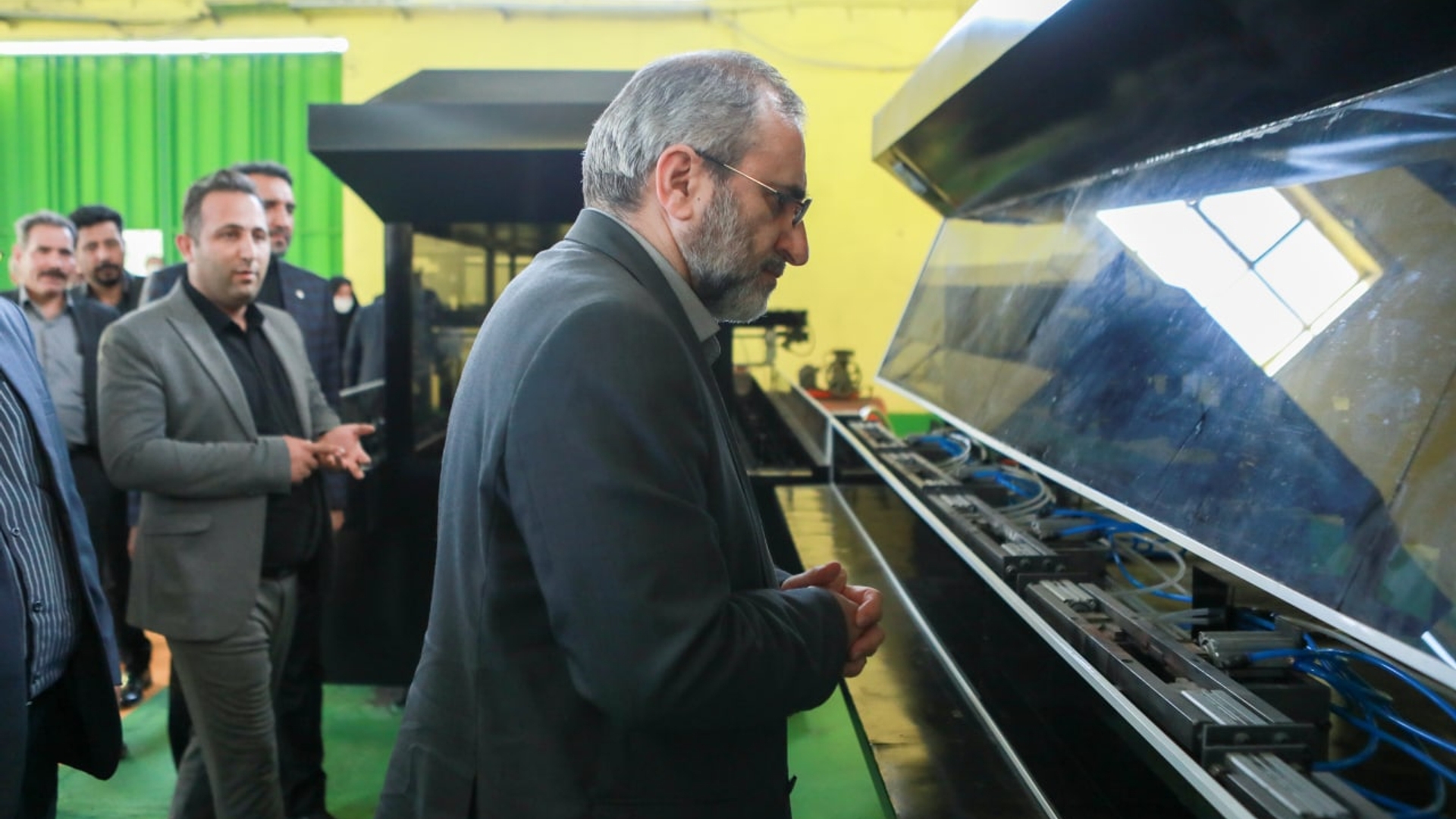 بازدید دکتر مخلص الائمه استاندار مرکزی به اتفاق فراهانی سرپرست فرمانداری، معاون هماهنگی امور عمرانی استاندار،مدیر عامل شرکت شهرک های صنعتی استان،مدیرعامل شرکت توزیع برق استان،مدیرعامل شرکت گاز استان،مدیر عامل شرکت آب و فاضلاب استان و سایر مسئولین استانی و شهرستانی از شرکت یکتا شیمی صنعت اوراسیا "تولید کننده باطری های UPS " واقع در شهرک صنعتی‌ آشتیان