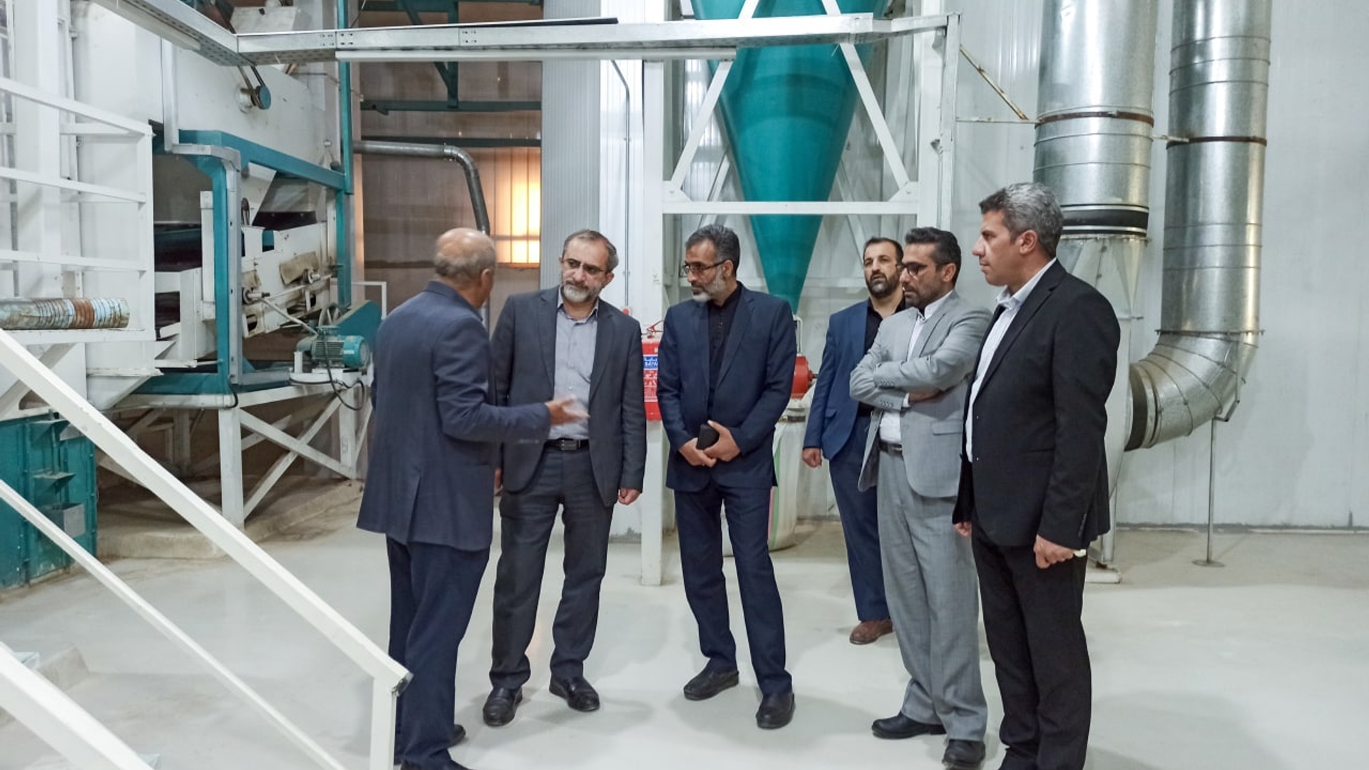 بازدید دکتر مخلص الائمه استاندار مرکزی به اتفاق گودرزی مدیرکل دفتر هماهنگی امور اقتصادی استانداری و ناظری معاون مدیرکل حوزه استاندار  از شرکت تولید آرد کامل گل آذین آشتیان