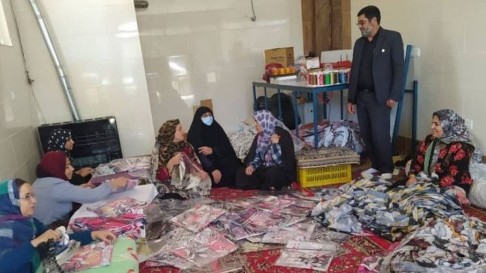 بازدید فرماندار خنداب در معیت مدیرکل زنان وخانواده استانداری از چند واحد تولیدی