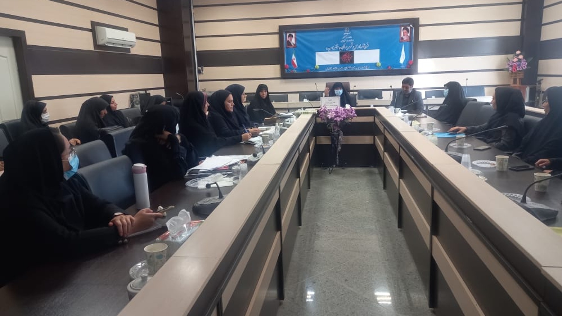 جلسه  کمیته  تخصصی  زنان وخانواده  شهرستان خنداب  به ریاست جناب  آقای  گازری فرماندار محترم با حضور سرکار خانم  مفتح زاده مدیر کل  امور بانوان وخانواده استانداری و هیات همراه ، مشاورین دستگاههای اجرایی وفعالان  اجتماعی ، فرهنگی و اقتصادی این شهرستان در محل سالن  جلسات فرمانداری برگزار گردید .1401-06-05