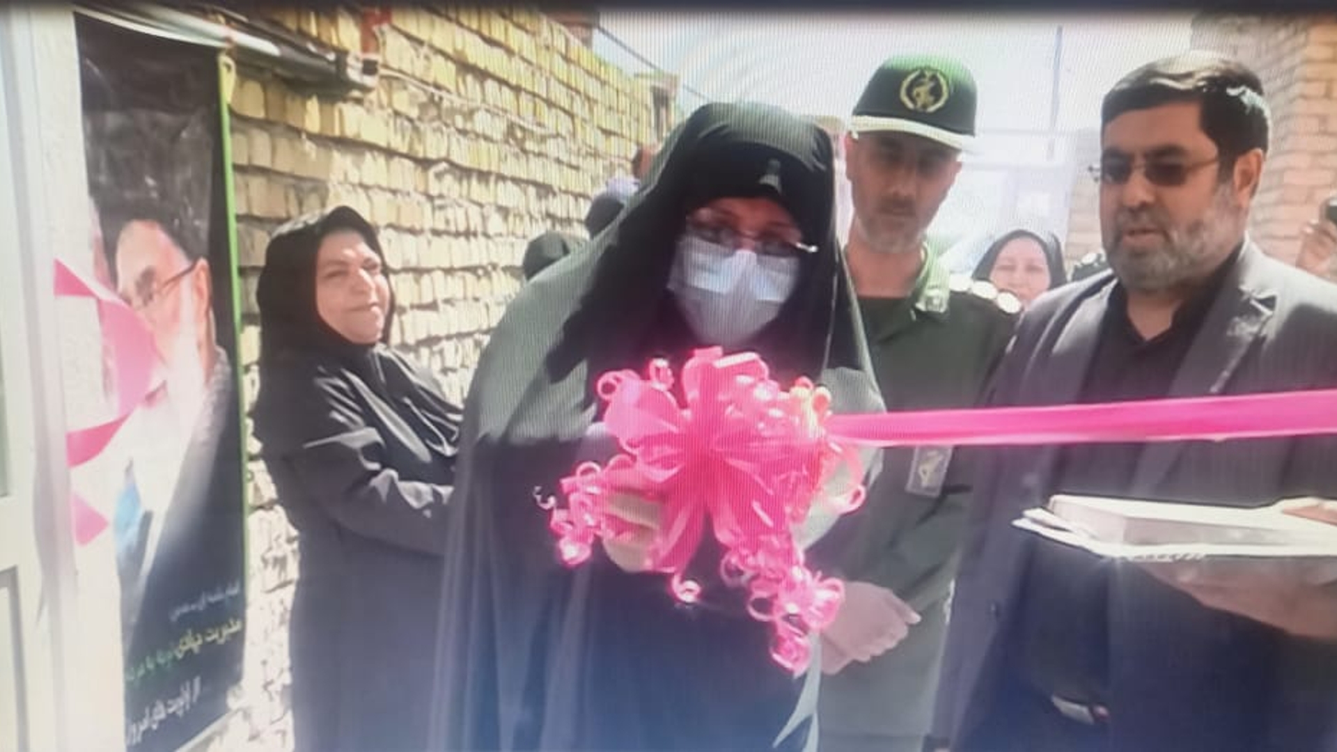 به مناسبت گرامیداشت هفته دولت یک واحد مسکونی طرح جهاد همبستگی با حضور سرکار خانم مفتح زاده ، مدیر کل محترم امور زنان و خانواده  استانداری ، جناب آقای گازری فرماندار محترم  و مسئولین محترم  دستگاههای اجرایی و بامشارکت بسیج سازندگی ، بنیاد مسکن انقلاب اسلامی ، کمیته امداد  امام خمینی (ره) و اداره بهزیستی شهرستان خنداب با اعتباری  بالغ بر 225 میلیون تومان افتتاح گردید . 1401-06-05