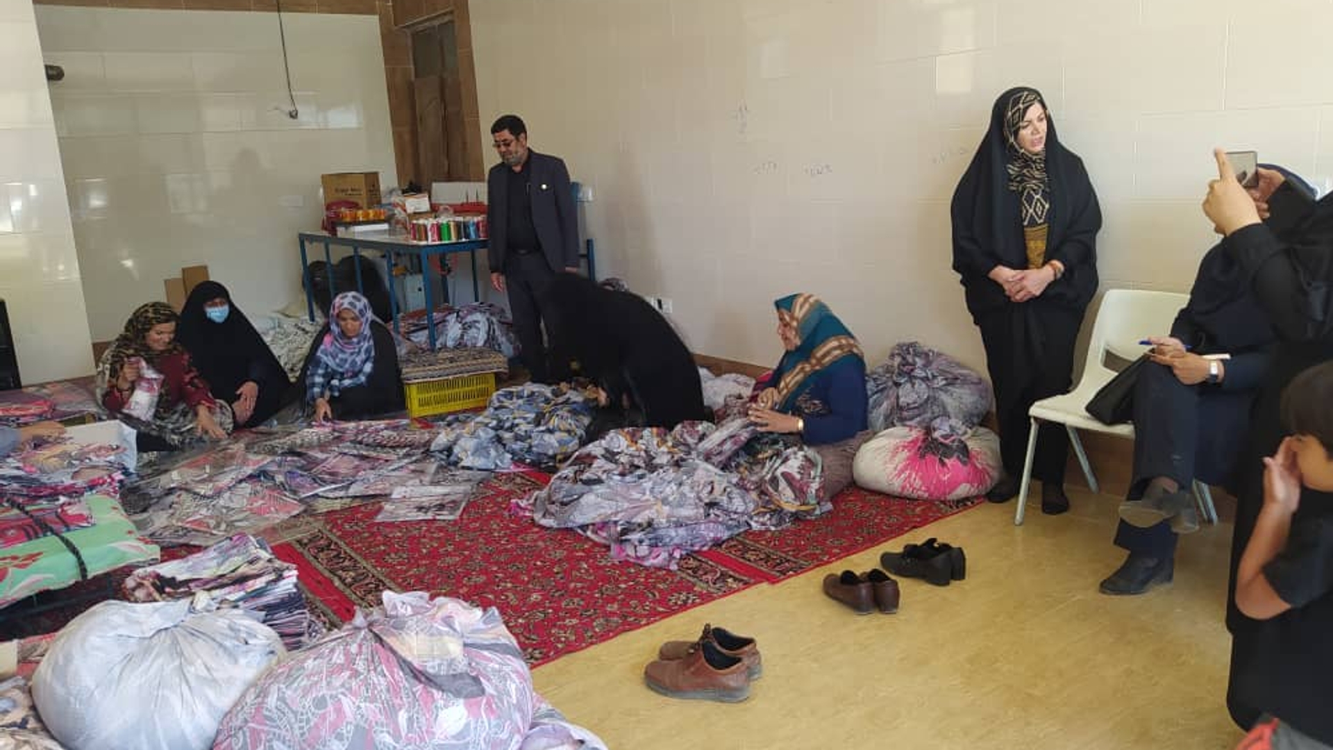 به مناسبت گرامیداشت هفته دولت  با حضور جناب آقای گازری فرماندار  محترم  شهرستان  خنداب ، سرکار خانم مفتح زاده مدیر کل امور بانوان  و خانواده  استانداری ، جناب آقای  میرزایی بخشدار محترم جاورسیان و هیات  همراه از کارگاه  دور دوزی روسری در روستای طور گیر بازدید به عمل  آمد . دراین کارگاه  ده نفر از بانوان به صورت مستقیم  و سیصد و شصت نفر به صورت غیر مستقیم مشغول به  فعالیت می باشند . 1401-06-05