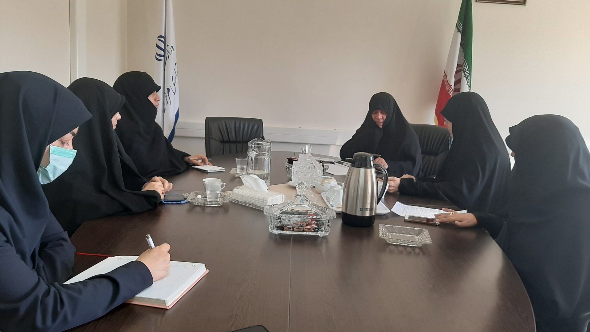 جلسه کمیته  فرهنگی و آموزشی بانوان استان ذیل کمیته استانی ستاد اربعین  به ریاست  سرکار خانم  مفتح زاده  مدیر کل محترم  امور بانوان  و خانواده  استانداری  در محل دفتر ایشان برگزار گردید  .1401-06-08