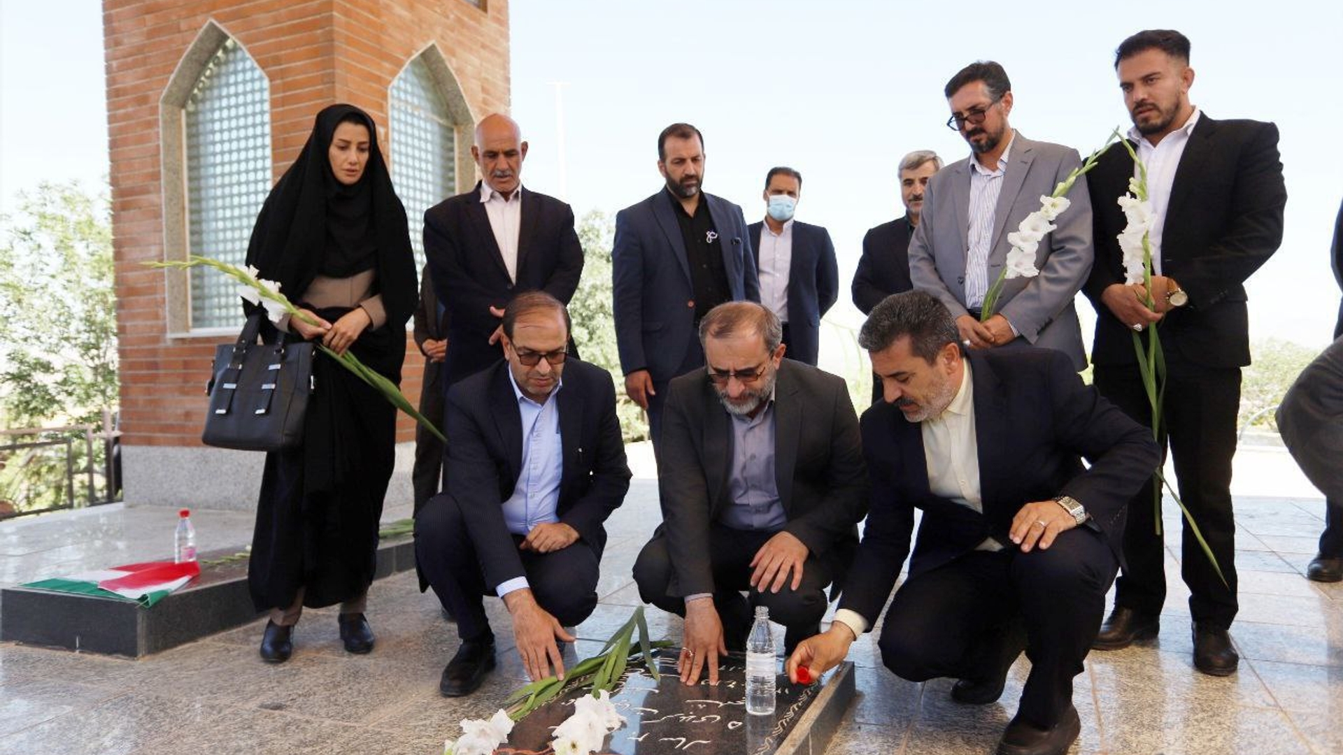 ادای احترام به مقام شامخ شهدای شهرستان شازند