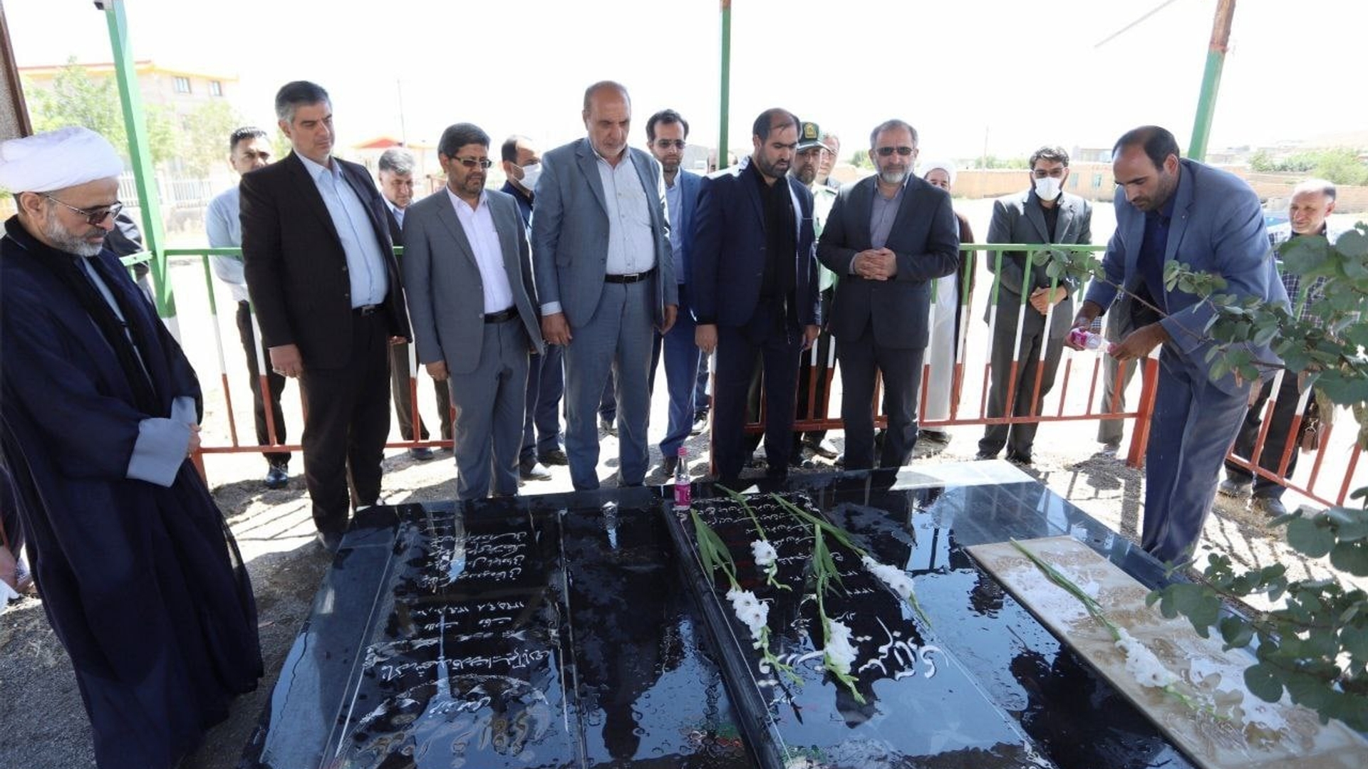 ادای احترام مسئولین استان به مقام شامخ شهدا شهدای روستای سلیم‌آباد