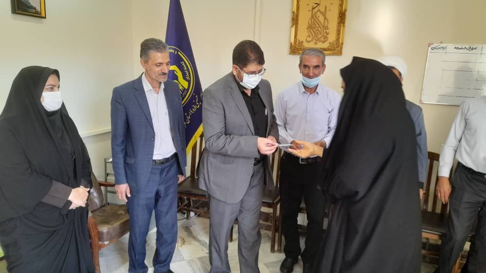 اهدای لوح تقدیر به کارمندان نمونه: