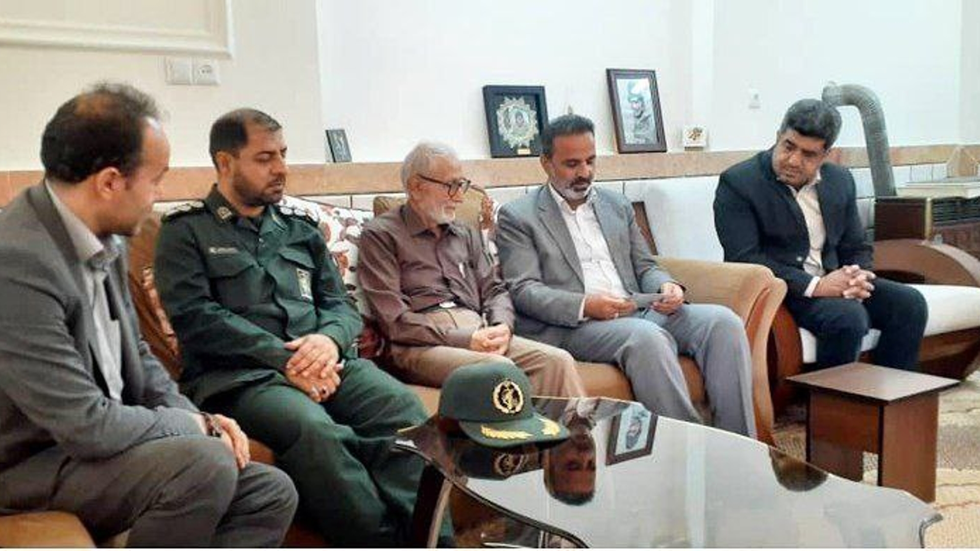 دیدارمسئولین زرندیه با خانواده هنرمند شهید محمود رسولی