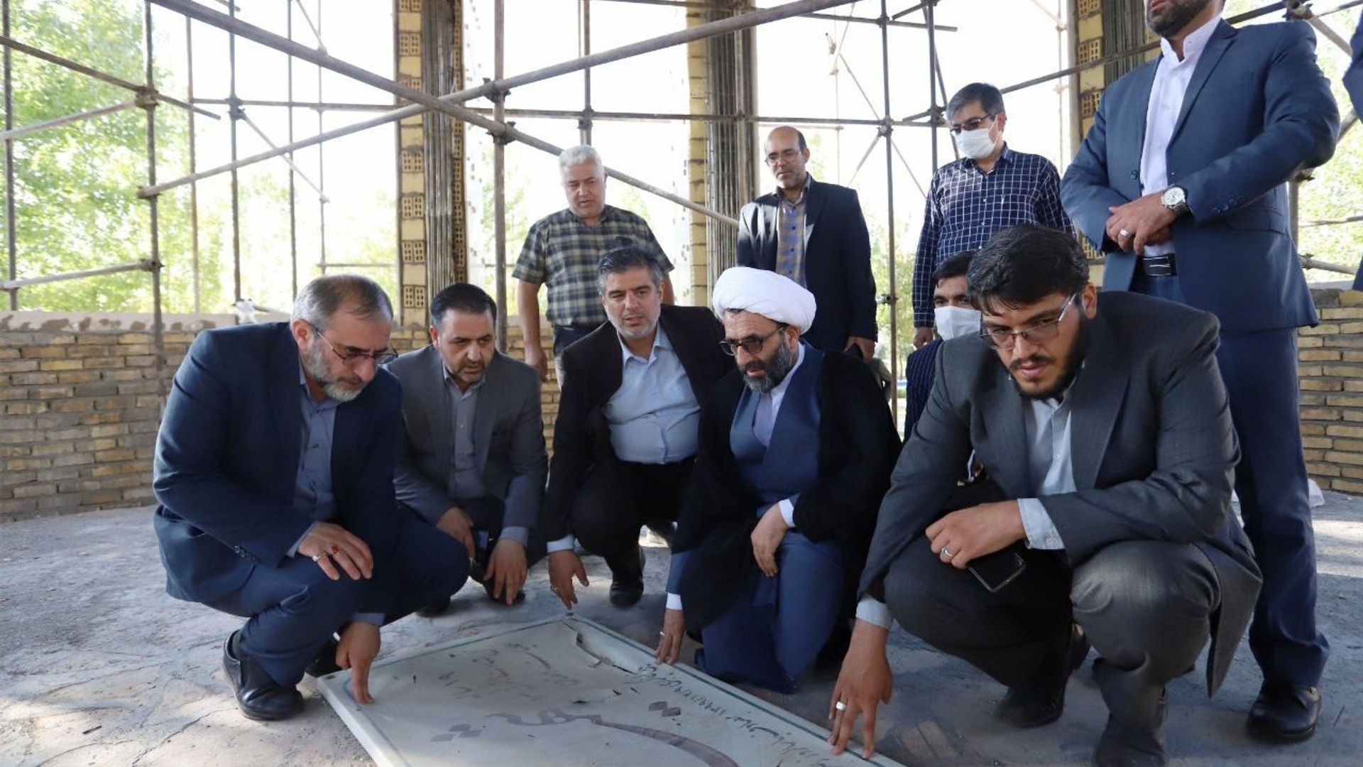 همزمان با هفته دولت استاندار مرکزی به همراه نماینده مردم محلات و دلیجان در مجلس شورای اسلامی، معاون هماهنگی امور اقتصادی و توسعه منطقه ای استاندار، فرماندار محلات و جمعی از مدیران با حضور در گلزار مطهر شهدای نیم‌ور به مقام شامخ شهدا ادای احترام کردند

پنج‌شنبه ۱۰ شهریور ۱۴۰۱