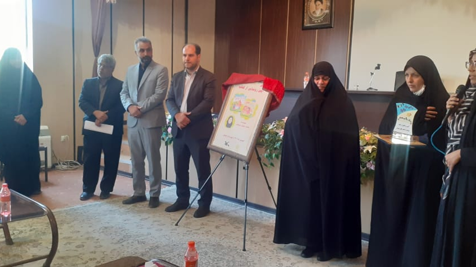 به متاسبت  هفته دولت با حضور جناب  آقای براتی زاده  فرماندار  محترم  شهرستان  دلیجان ، سرکار خانم  مفتح زاده مدیر کل  محترم  امور بانوان  وخانواده  استانداری و مسئولین  شهرستان از دو  کتاب کودک  سرکار خانم  خلیلی  کارشناس  محترم  اداره فرهنگ  و ارشاد اسلامی در محل  فرمانداری  رونمایی  گردید .1401-06-09