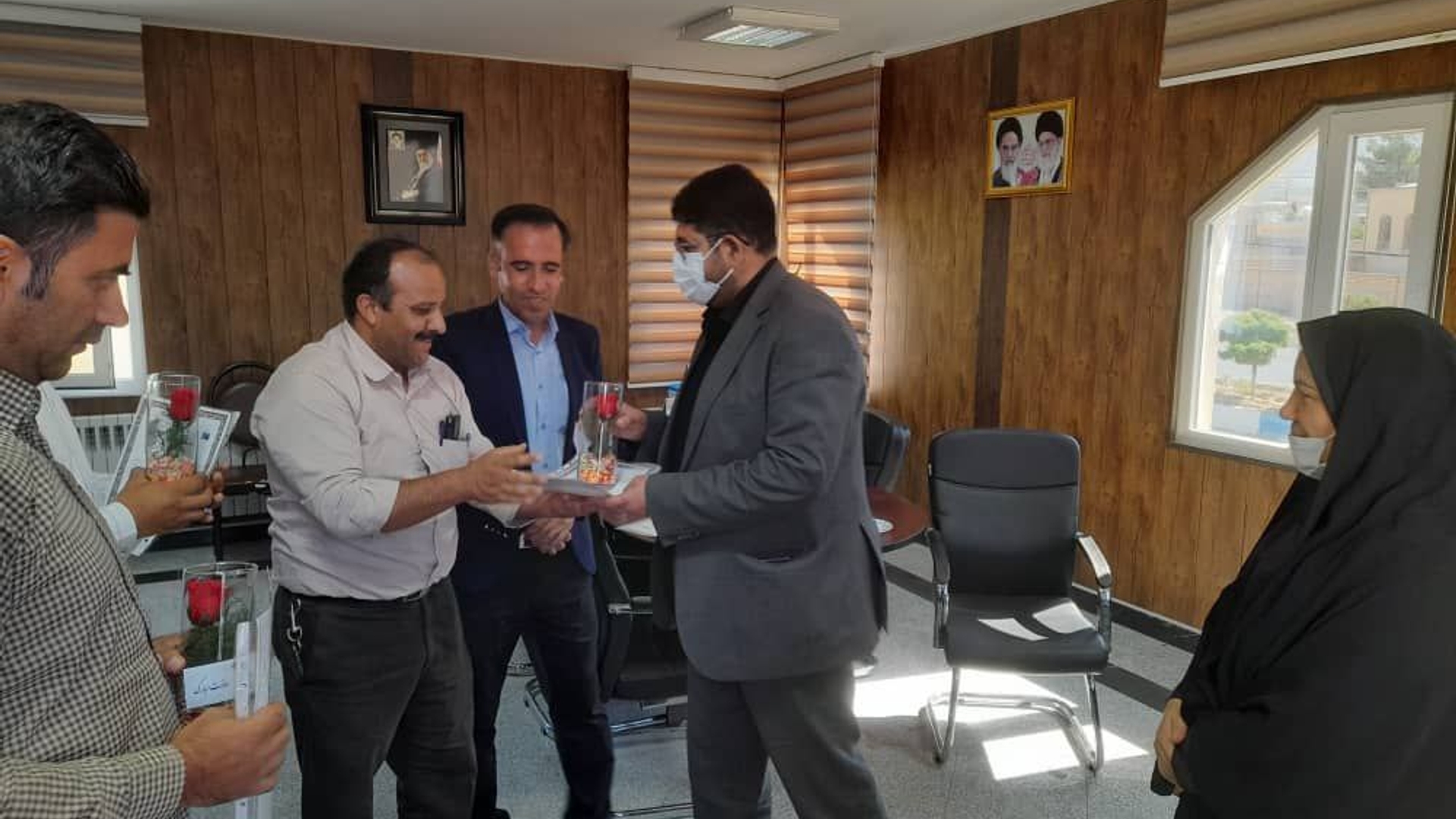 اهدای لوح تقدیر به کارمندان نمونه :