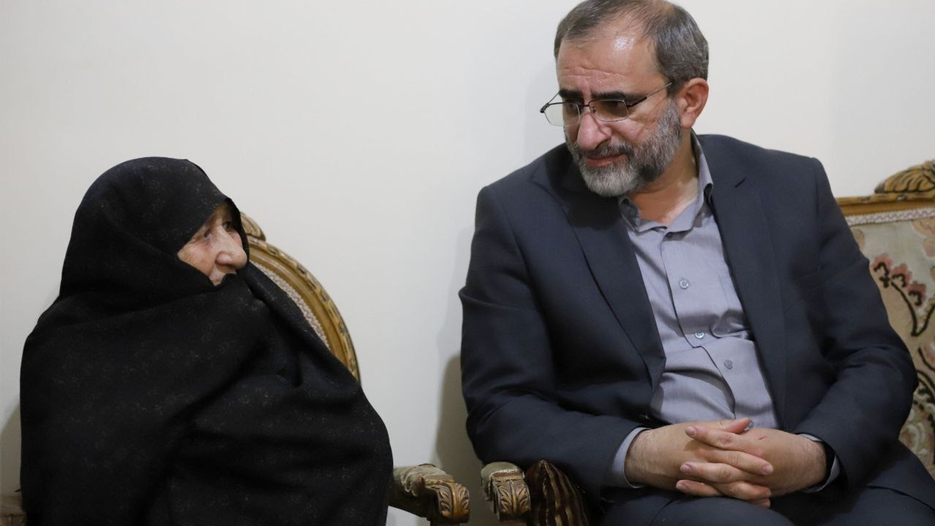 دیدار استاندار مرکزی با خانواده معزز شهید محمد معین نعمتی در شهر  غرق‌آباد به مناسبت هفته دولت