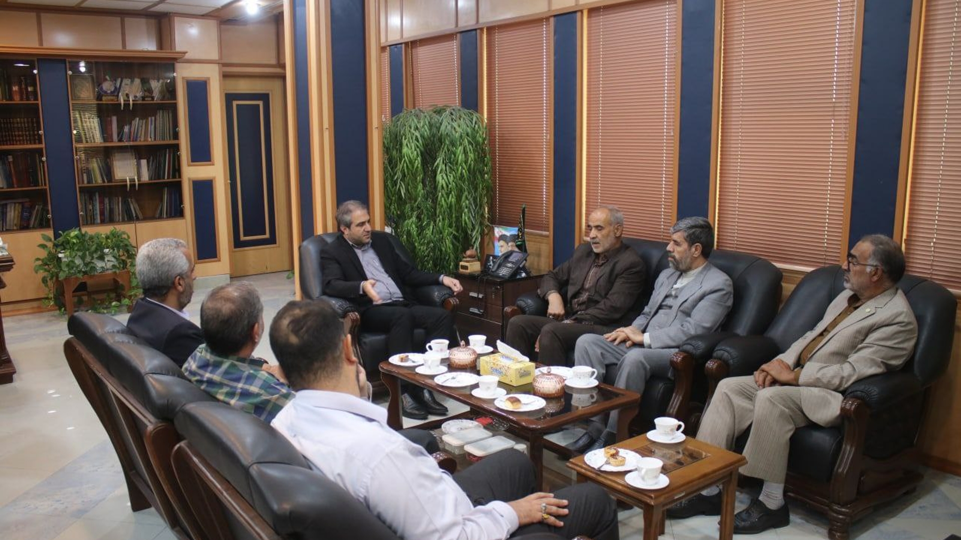 به مناسبت گرامیداشت هفته دولت، رییس و اعضای هیئت نظارت بر انتخابات با مهدی الیاسی معاون استاندار و  فرماندار ویژه شهرستان ساوه دیدار و گفتگو کردند.