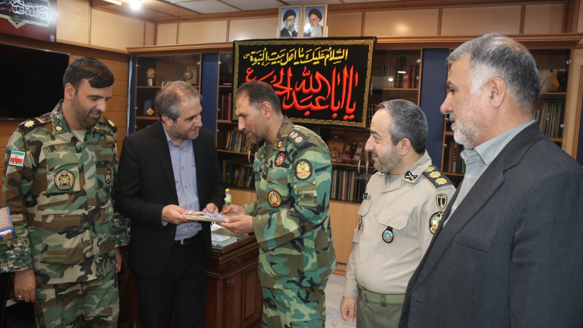 به مناسبت گرامیداشت هفته دولت، سرهنگ پرتوی مقام عالی نزاجا در استان مرکزی  و فرمانده گروه 99 پدافند هوایی و همکارانشان  با مهدی الیاسی معاون استاندار و  فرماندار ویژه شهرستان ساوه دیدار و گفتگو کردند.