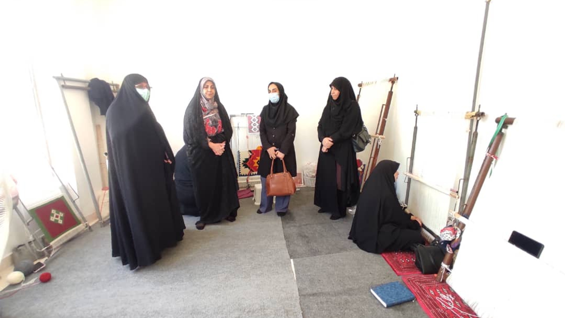 با حضور سرکار خانم مفتح زاده مدیر کل محترم امور بانوان و خانواده استانداری و هیات همراه از کارگاه آموزشی بافت فرش ، تابلو و  گلیم در شهر فرمهین بازدید بعمل آمد .1401-06-15