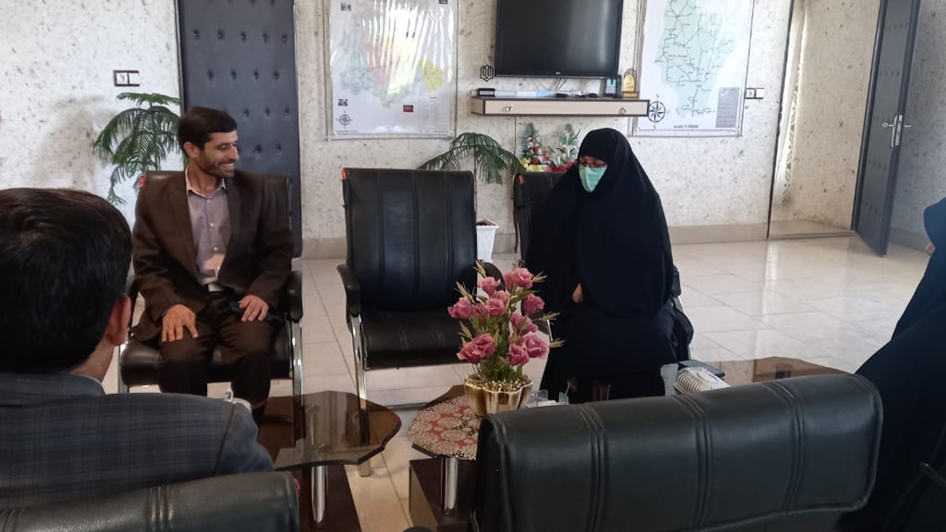 دیدار با مدیر محترم آموزش  و پروورش  شهرستان فراهان 
سرکار خانم مفتح زاده مدیر کل محترم امور بانوان  وخانواده  استانداری با  جناب آقای  داودآبادی مدیر محترم آموزش و پرورش شهرستان  فراهان درمحل دفتر فرماندار و در خصوص مشکلات آموزشی و تربیتی بحث و تبادل نظر نمودند .1401-06-15