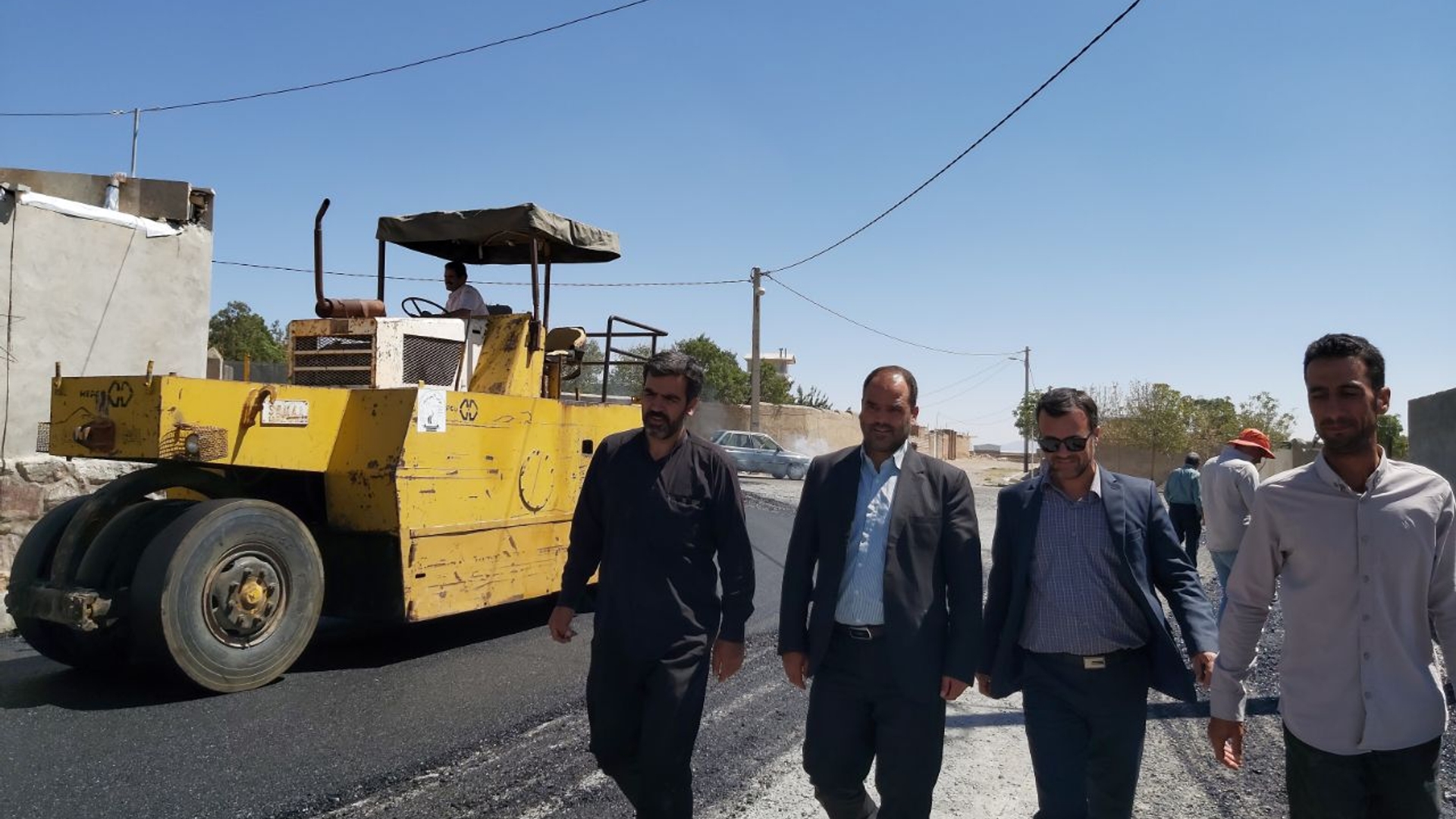 بازدید فراهانی  سرپرست فرمانداری و بخشدار مرکزی آشتیان به اتفاق صفاری مدیر بنیاد‌ مسکن انقلاب اسلامی،دهیار و اعضای شورای اسلامی روستای سیاوشان از پروژه زیرسازی و آسفالت معابر روستای سیاوشان