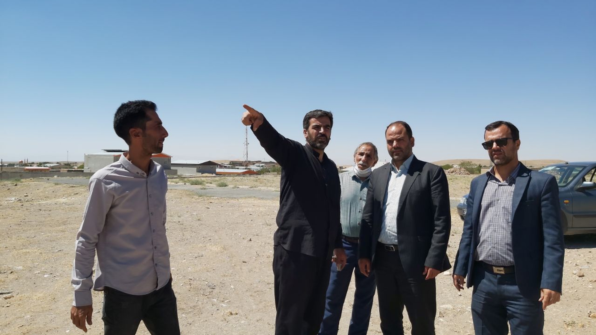 بازدید فراهانی سرپرست فرمانداری و بخشدار مرکزی آشتیان به اتفاق صفاری مدیر بنیاد‌ مسکن انقلاب اسلامی،دهیار و اعضای شورای اسلامی روستای سیاوشان از آخرین وضعیت پروژه برق رسانی به شهرک امید روستای سیاوشان