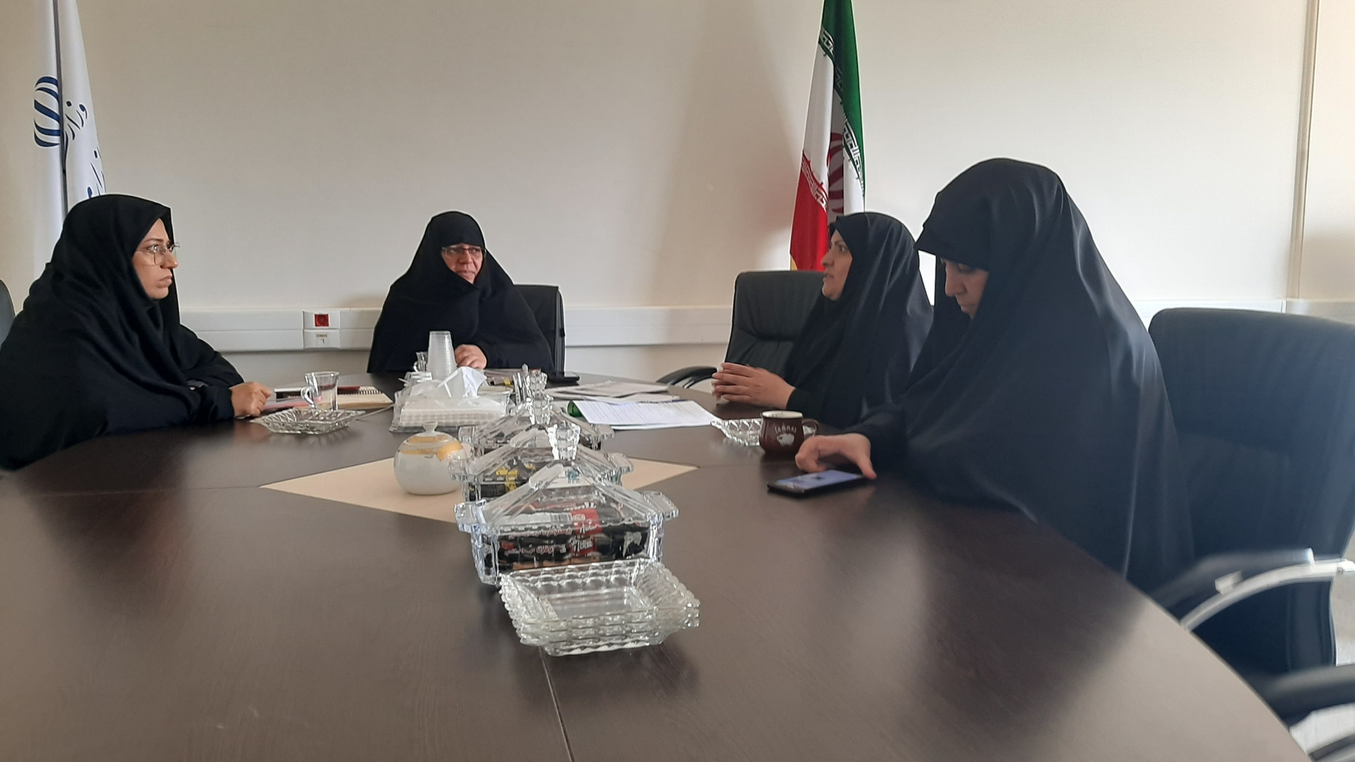 سومین جلسه کارگروه  تخصصی برنامه ریزی ، نظارت و ارزیابی  ستاد حمایت از خانواده وجوانی جمعیت استان به ریاست سرکار خانم مفتح زاده مدیرکل محترم امور بانوان وخانواده و با حضور اعضای  محترم کارگروه  مذکور درمحل دفتر امور بانوان وخانواده برگزار و درخصوص  آغاز فرآیند ارزیابی دستگاه های عضو ستاد و چگونگی انجام آن بحث و تبادل نظرگردید .1401-06-17