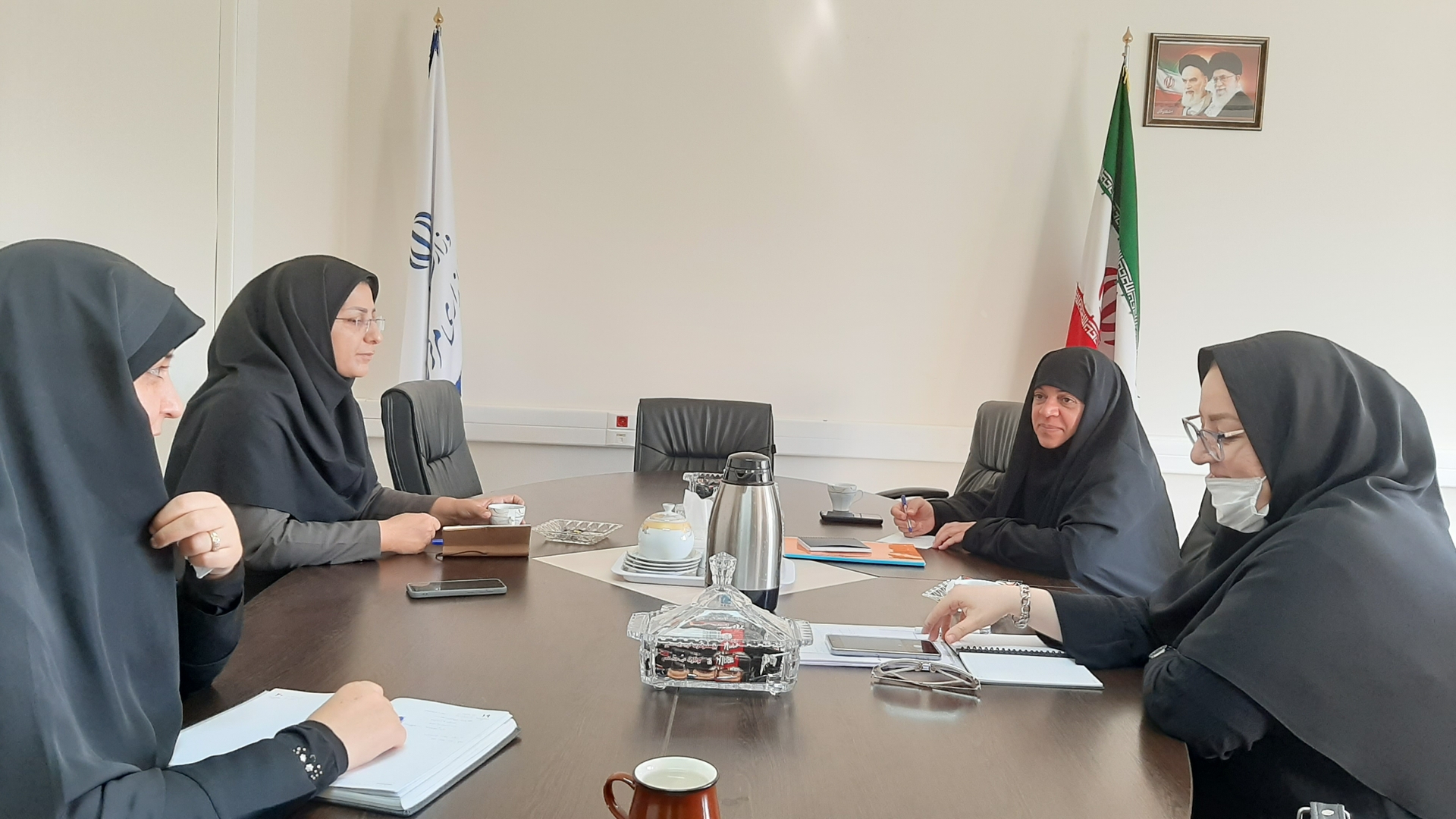 جلسه هم اندیشی  با موضوع  تهیه بانک  اطلاعاتی زنان کار آفرین و فعال اقتصادی استان در حوزه  های  صنعت ، خدمات ، کشاورزی پوشاک و  همچنین  برگزاری کارگاه های  آموزشی ویژه مشاغل همگن و بررسی طرح  پیشنهادی  در حوزه کسب  و کار پایدار زنان  به ریاست سرکار خانم مفتح زاده مدیر کل  محترم  امور زنان و خانواده و با حضور  سرکار خانم دکتر غنی پور  عضو هیات علمی  دانشگاه و فعال در زمینه  اشتغال زنان در محل  دفتر  امور بانوان  و خانواده  برگزار  گردید  .1401-06-20