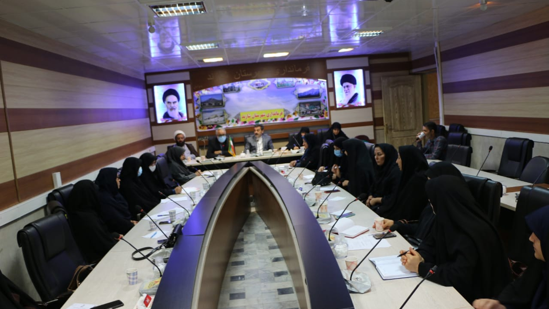 کارگروه اجتماعی ، فرهنگی ، سلامت ،زنان و خانواده شهرستان شازند به ریاست جناب آقای رمضانی فرماندار محترم و با حضور سرکار خانم مفتح زاده مدیرکل محترم امو ربانوان و خانواده  استانداری ، حجت الاسلام والمسلمین حاج  آقا تاج آباد دبیر محترم جبهه فرهنگی و اجتماعی انقلاب اسلامی در استان  و اعضای کارگروه درمحل  قرمانداری برگزار گردید  .1401-06-21