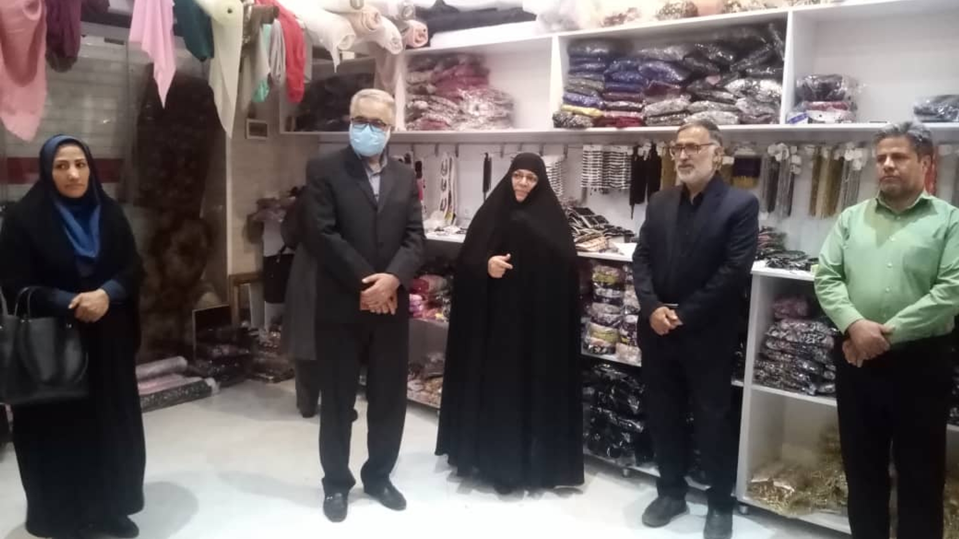 با حضور سرکار خانم مفتح زاده مدیرکل محترم اموربانوان و خانواده استانداری ، جناب آقای مبین معاون محترم سیاسی و اجتماعی فرمانداری شازند ، سرکار خانم آقا محمدی معاون محترم امور بانوان و خانواده استانداری،جناب آقای اسدی مسئول محترم بنیاد برکت شهرستان شازند و هیات همراه از کارگاه  تولید انواع گل سر بازدید به عمل آمد  .1401-06-21