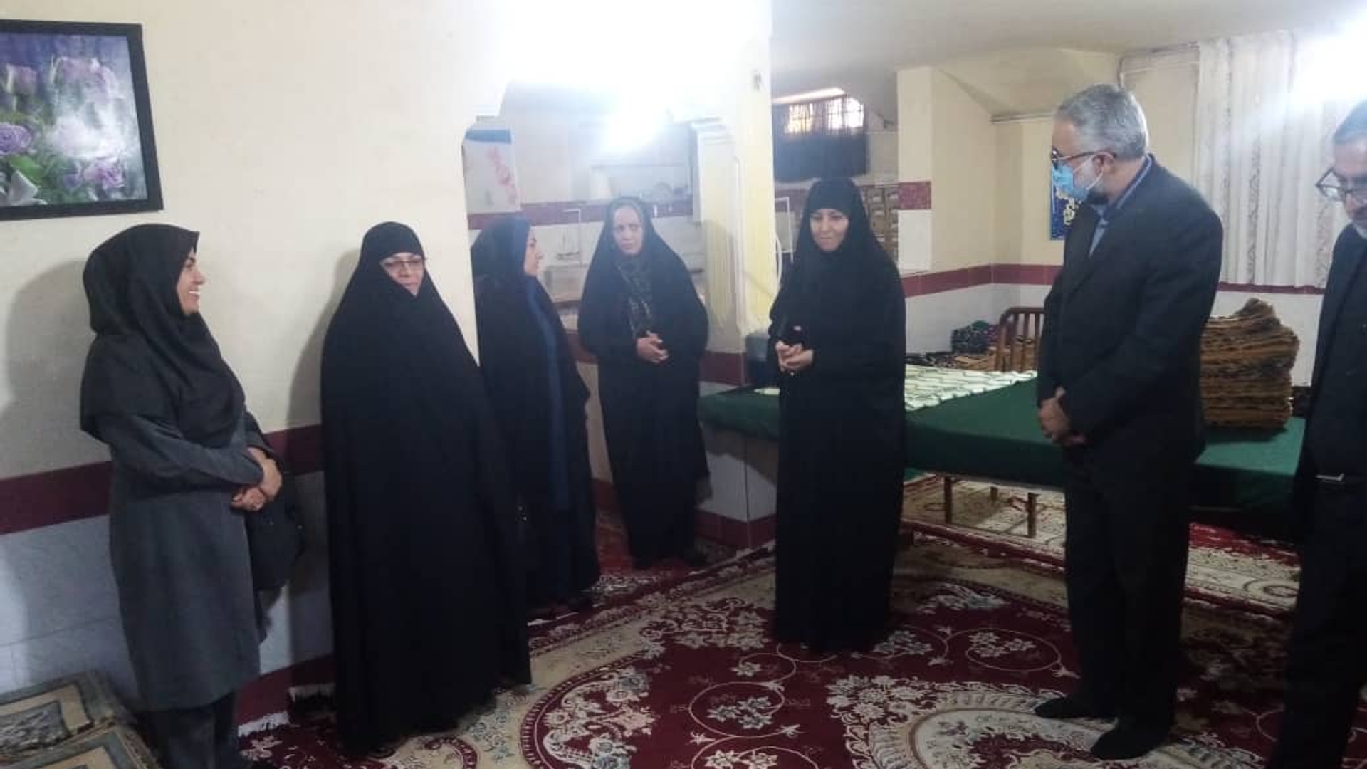 با حضور  سرکار خانم سرکار خانم مفتح زاده  مدیر  کل  محترم  امور بانوان وخانواده  استانداری  ، جناب  آقای  مبین معاون  محترم  سیاسی  و اجتماعی   فرمانداری شازند ، سرکار خانم  آقا محمدی  معاون محترم  امور بانوان  و خانواده استانداری ، جناب  آقای اسدی مسئول محترم بنیاد برکت شهرستان و هیات همراه از کارگاه  تولید  روسری بازدید به عمل  آمد .1401-06-21