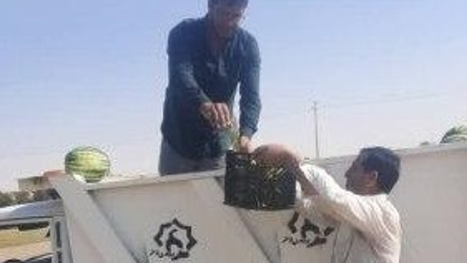 "کام زائران اربعین حسینی در مرز مهران با سوغات شهرستان خنداب شیرین شد"