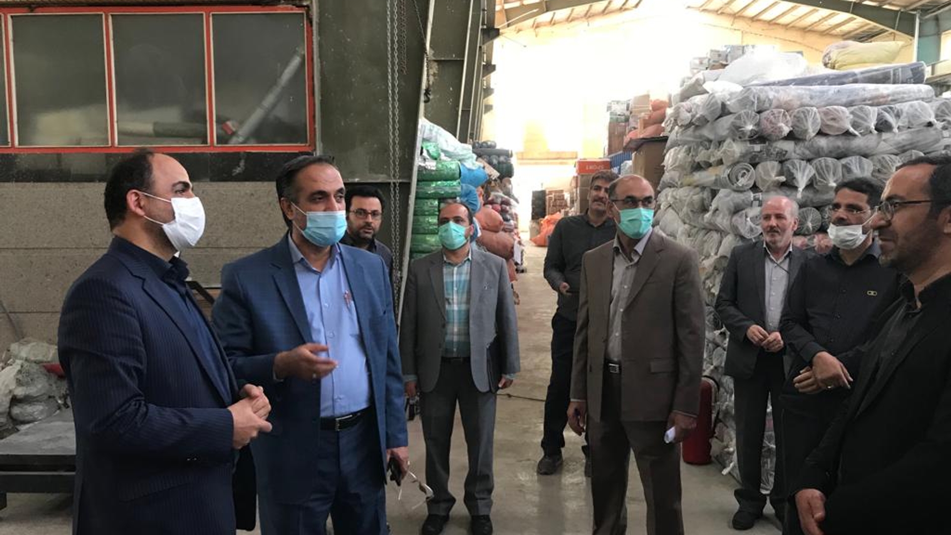 بازدید دبیر کمیسیون مبارزه با قاچاق کالا و ارز استان به همراه معاون نظارت و بازرسی امور اقتصادی سازمان بازرسی کل کشور از انبار اداره کل اموال تملیکی استان