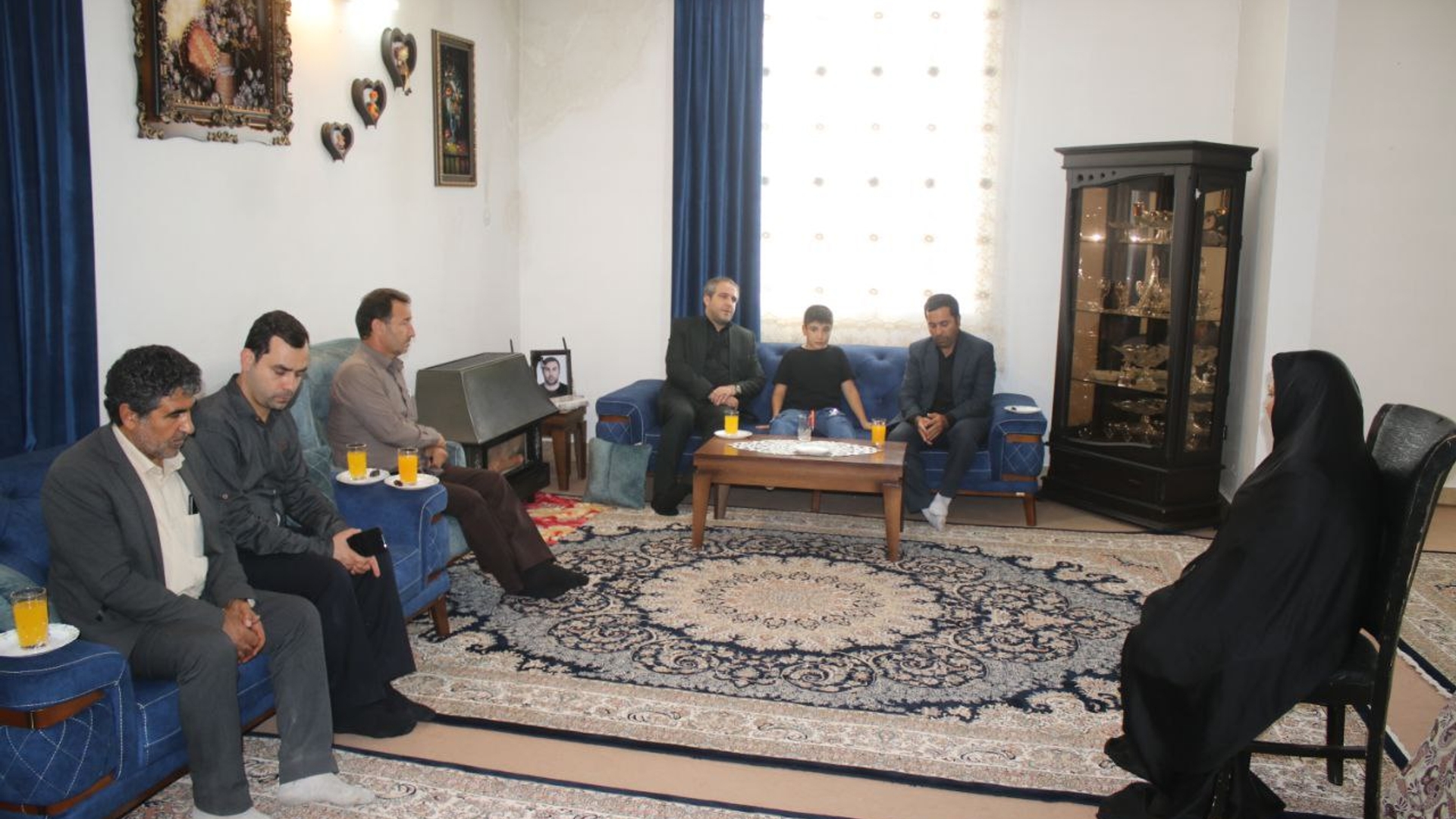 دیدار مهدی الیاسی معاون استاندارو فرماندار ویژه شهرستان ساوه با خانواده راهدار متوفی ، مرحوم نعمتی در شهر غرق آباد