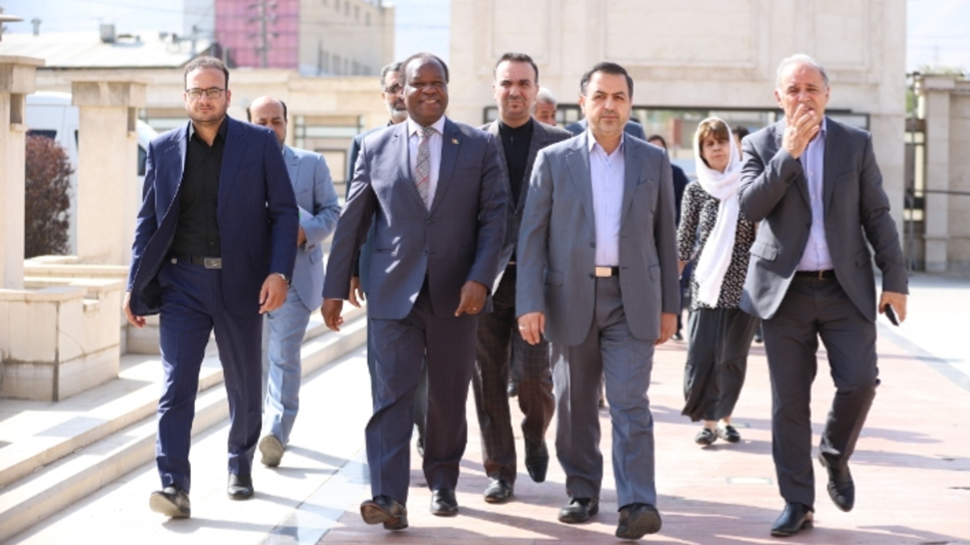 سفیر کشور ساحل عاج در سفر به استان مرکزی وارد شهر اراک شد و مورد استقبال رسمی معاون هماهنگی امور اقتصادی و توسعه منطقه ای استاندار و مدیران استان قرار گرفت.

یک شنبه 27 شهریور 1401