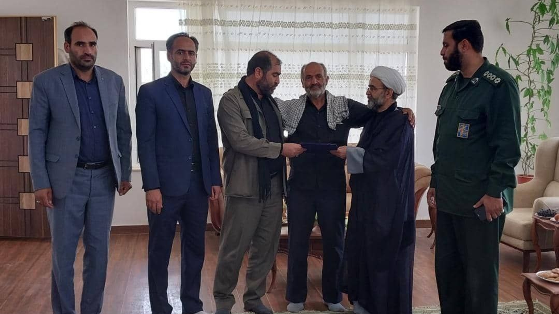 تقدیر،تکریم و تجلیل مشترک  آقازیارتی فرماندار شهرستان و امام جمعه فراهان  از فداکاری وایثارگری جانباز علی دستجانی و جانباز محمد دستجانی