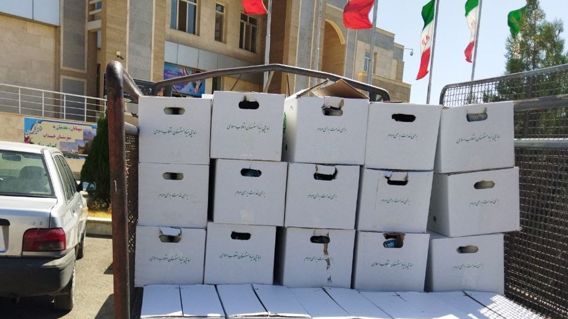 توزیع کمک های لبنی بنیاد علوی در بین نیازمندان