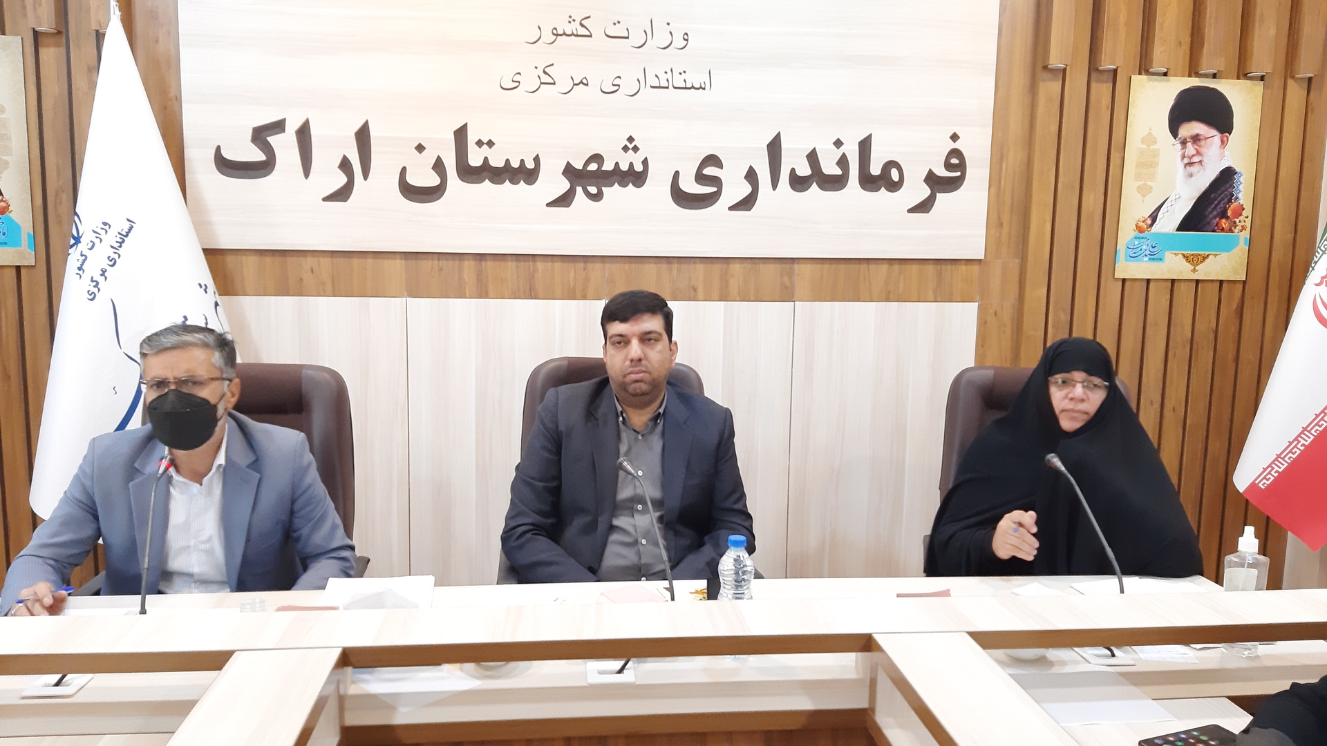 با حضور سرکارخانم مفتح زاده ، مدیرکل محترم امور بانوان  استانداری ، و هیات همراه  جلسه  ستاد حمایت از  خانواده  و  جوانی  جمعیت شهرستان اراک  و به ریاست آقای  هادی  فرماندار محترم  شهرستان  اراک  در ساعت 8-30  مورخ 1401-07-11 روز دوشنبه در سالن  جلسات  فرمانداری اراک  برگزار  گردید .