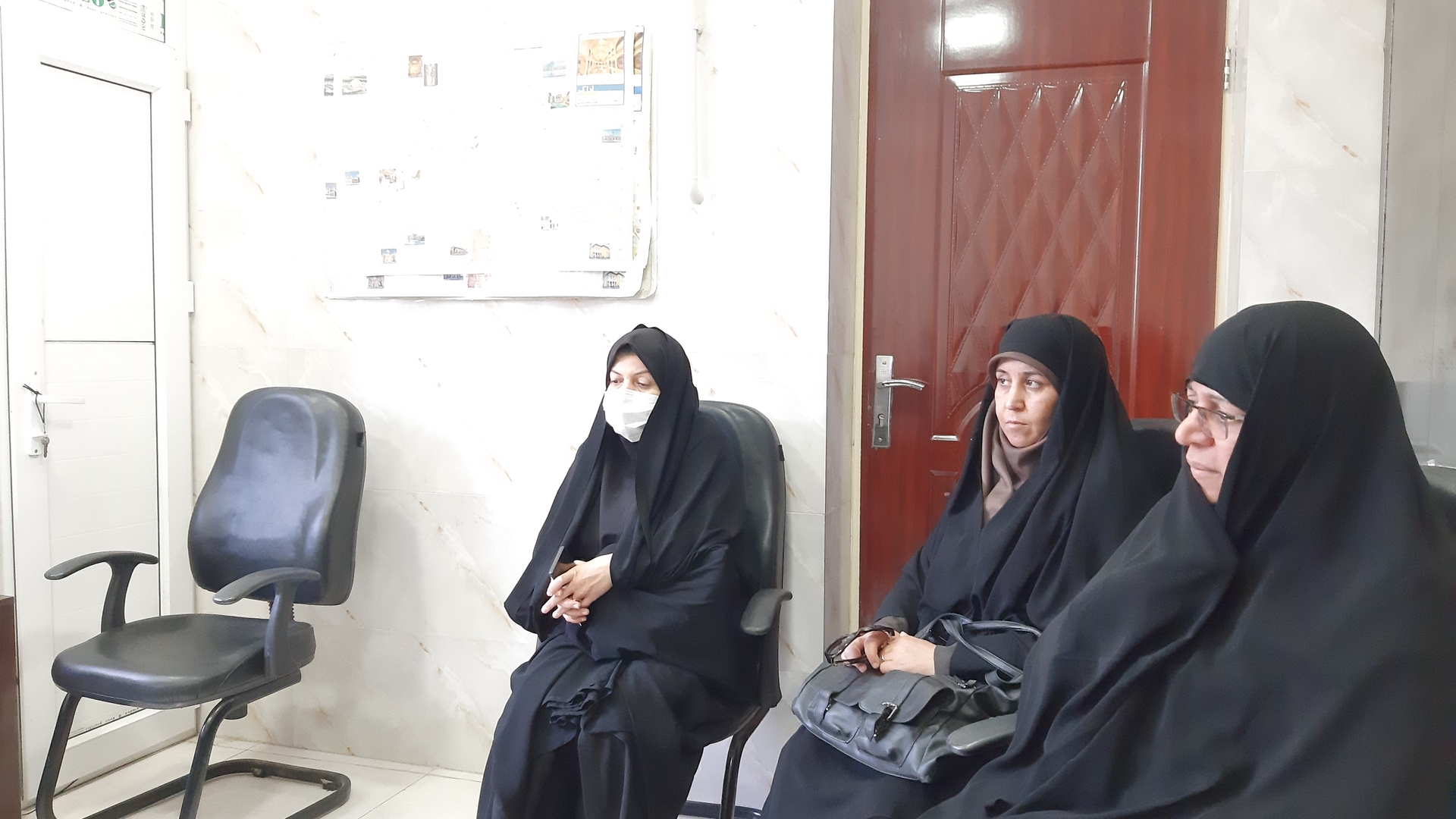 بازدید  سرکار خانم مفتح زاده مدیر کل محترم  امور زنان و خانواده  استانداری  و هیات  همراه  از مرکز سلامت اجتماعی زنان  شماره  1 در شهر  اراک که در این بازدید  به ارائه گزارش  و فرایند پذیرش  و نحوه  خدمات رسانی به جامعه هدف توسط مسئول مرکز و بیان  مشکلات از  قبیل مشکلات از  قبیل کمبود اعتبار و برگزاری جلسه با مسئولین مرکز و تبادل  اطلاعات و ارائه رهنمودهای  لازم پرداخته  شد.  1401-07-11