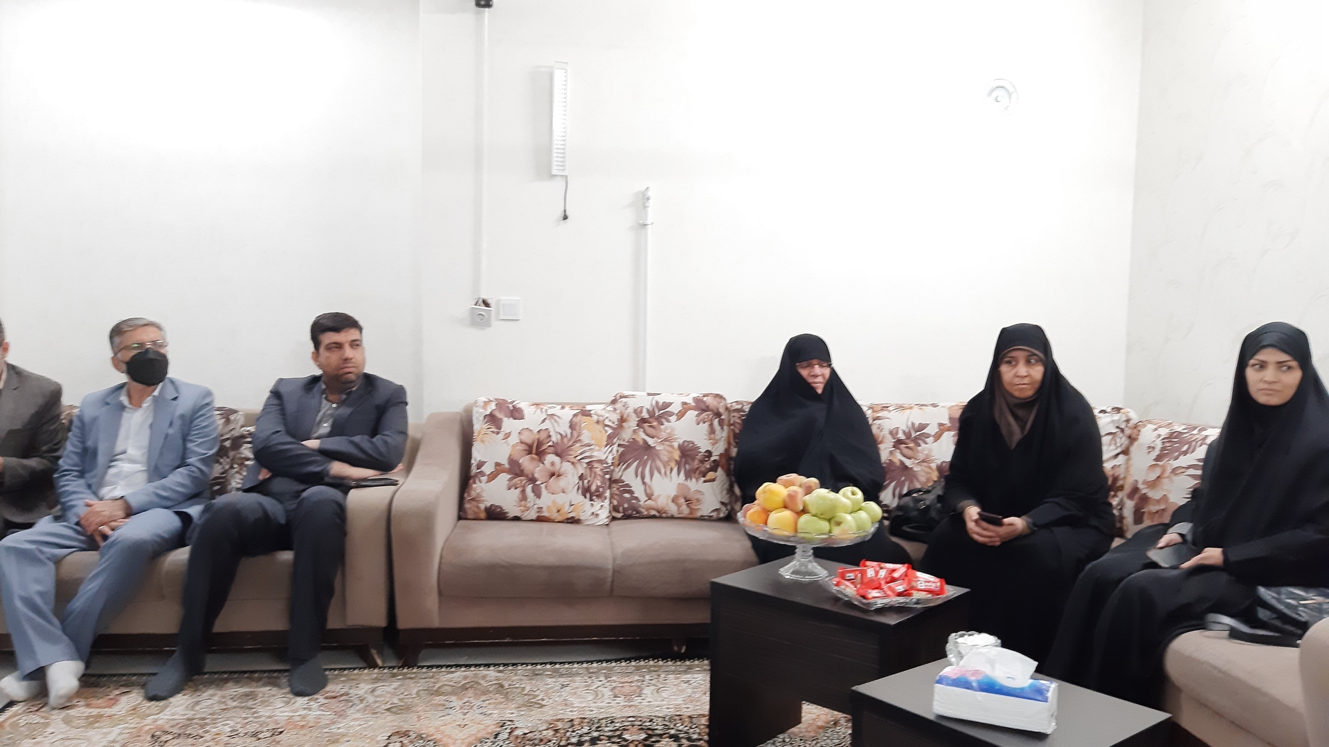 بازدید  سرکار خانم مفتح زاده مدیر کل امور بانوان استانداری به همراه  جناب  آقای هادی  فرماندار شهرستان اراک و هیات  همراه از مرکز سپهر محبت درشهر اراک که  در این بازدید  به ارائه گزارش  اقدامات انجام شده  و  فرایند  پذیرش دختران توسط  سرکار خانم غفاری مدیر عامل مرکز و بیان  مشکلات  از جمله استیجار ی بودن و  محدودیت  فضا پرداخته  شد .1401-07-11