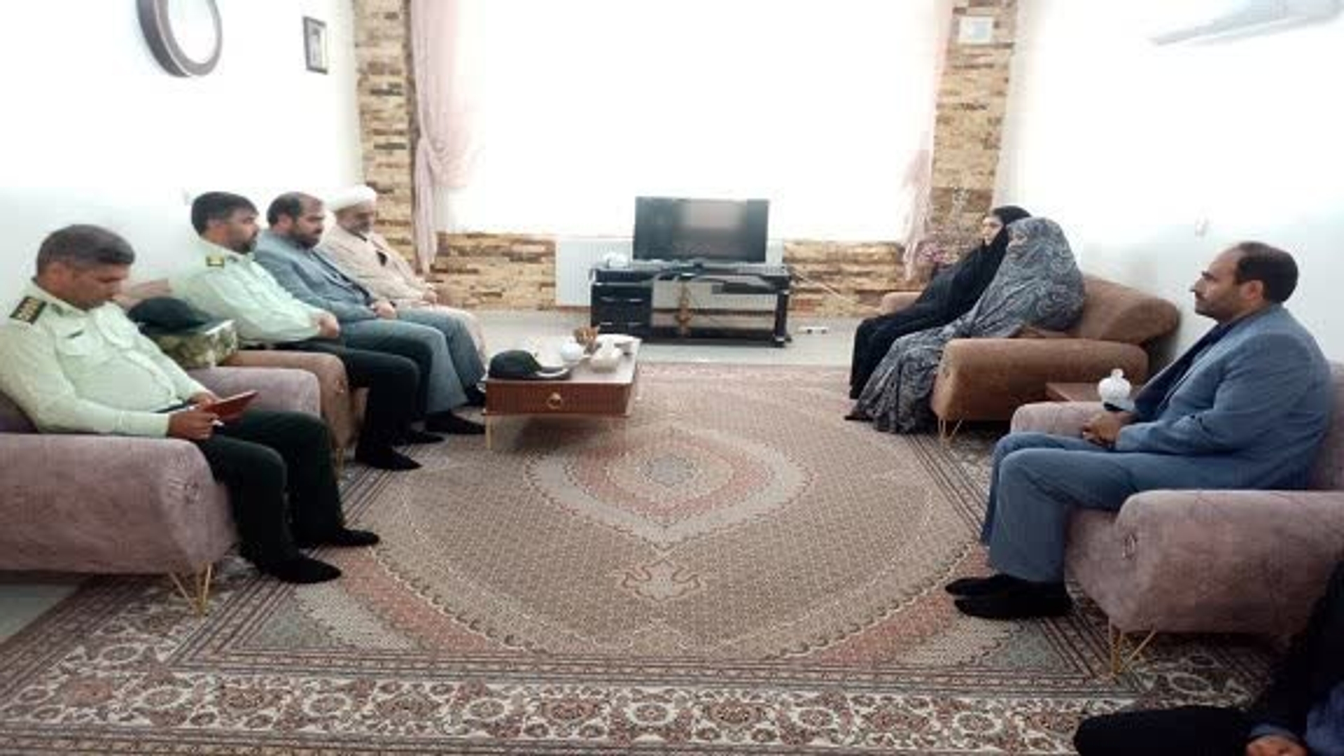 🔴دیدار فرماندار ، امام جمعه و مسئولان فراهان با خانواده شهیدخسروانی به مناسبت آغاز هفته نیروی انتظامی